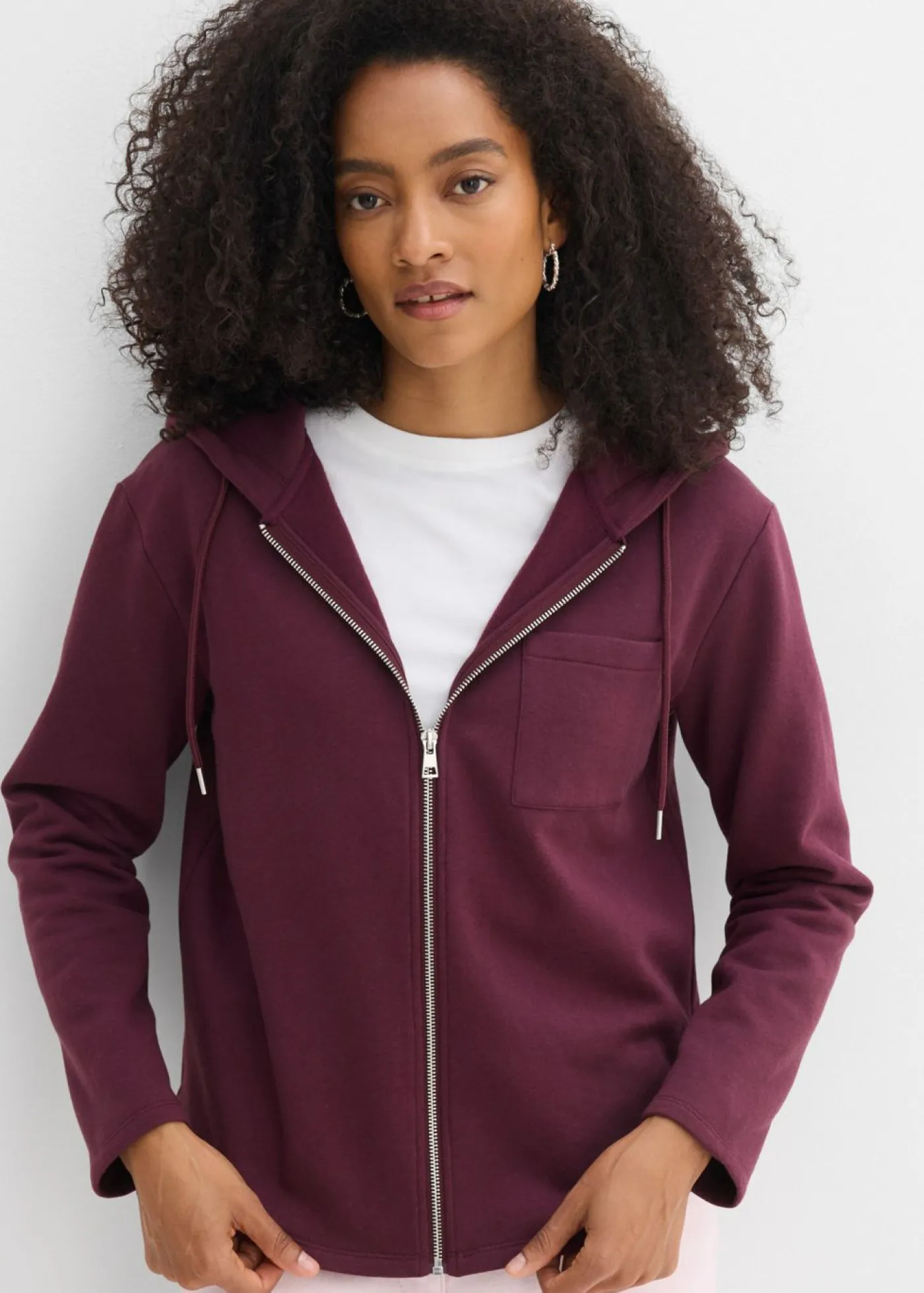 bonprix bonprix Chaqueta de chándal con capucha y poliéster reciclado rojo burdeos Hot