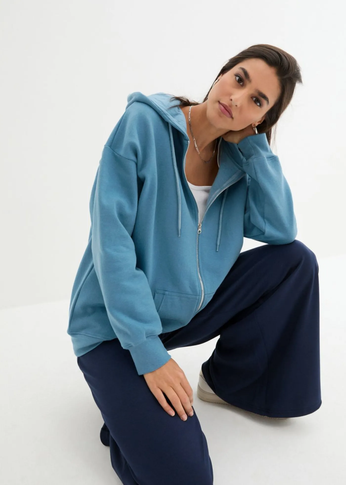 bonprix bonprix Chaqueta de chándal con capucha Azul grisáceo Discount