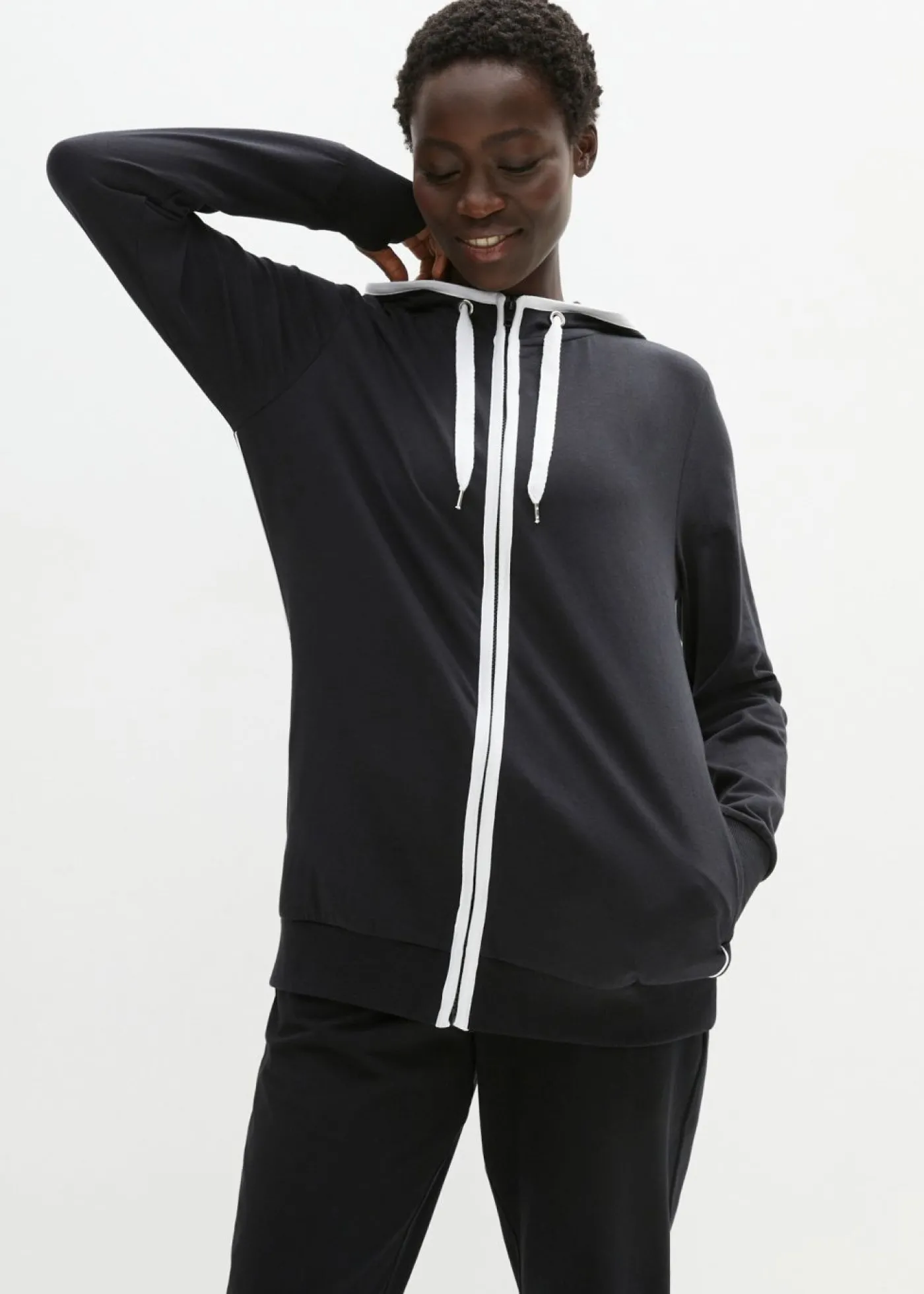 bonprix bonprix Chaqueta de chándal elástica con algodón Negro