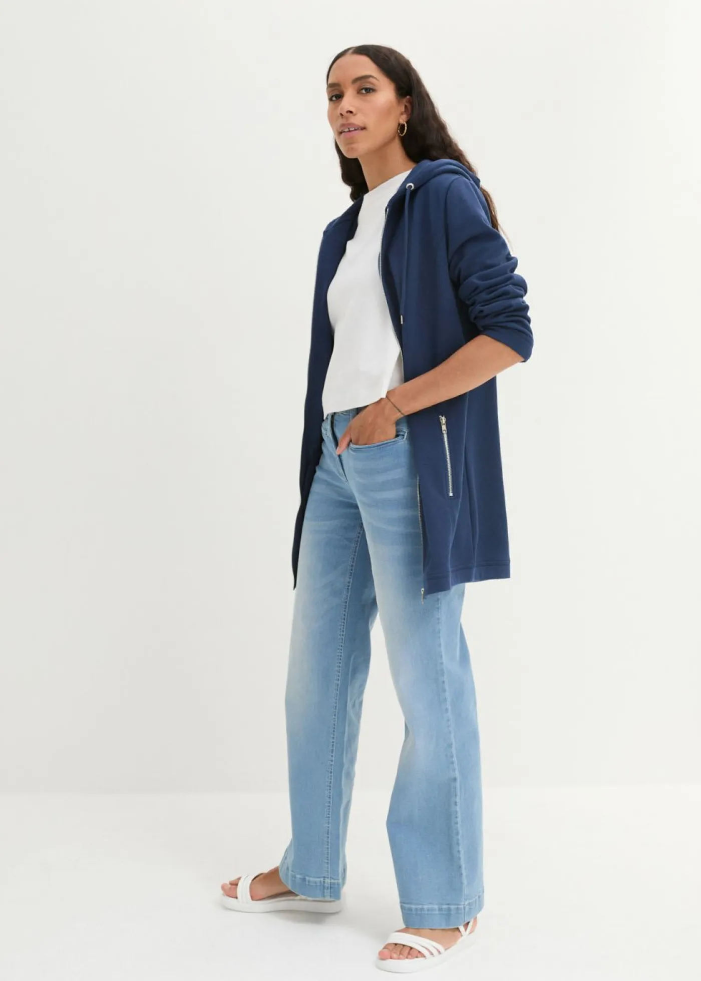bonprix bonprix Chaqueta de chándal larga con bolsillos con cremallera Azul almirante New