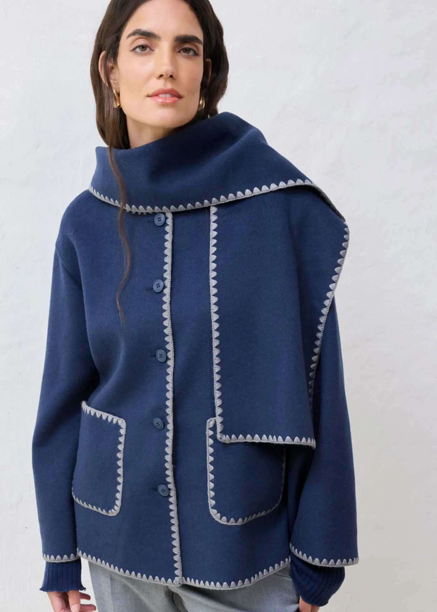 bonprix bonprix Chaqueta de lana con bordado decorativo (conjunto de 2 piezas con bufanda) Azul marino
