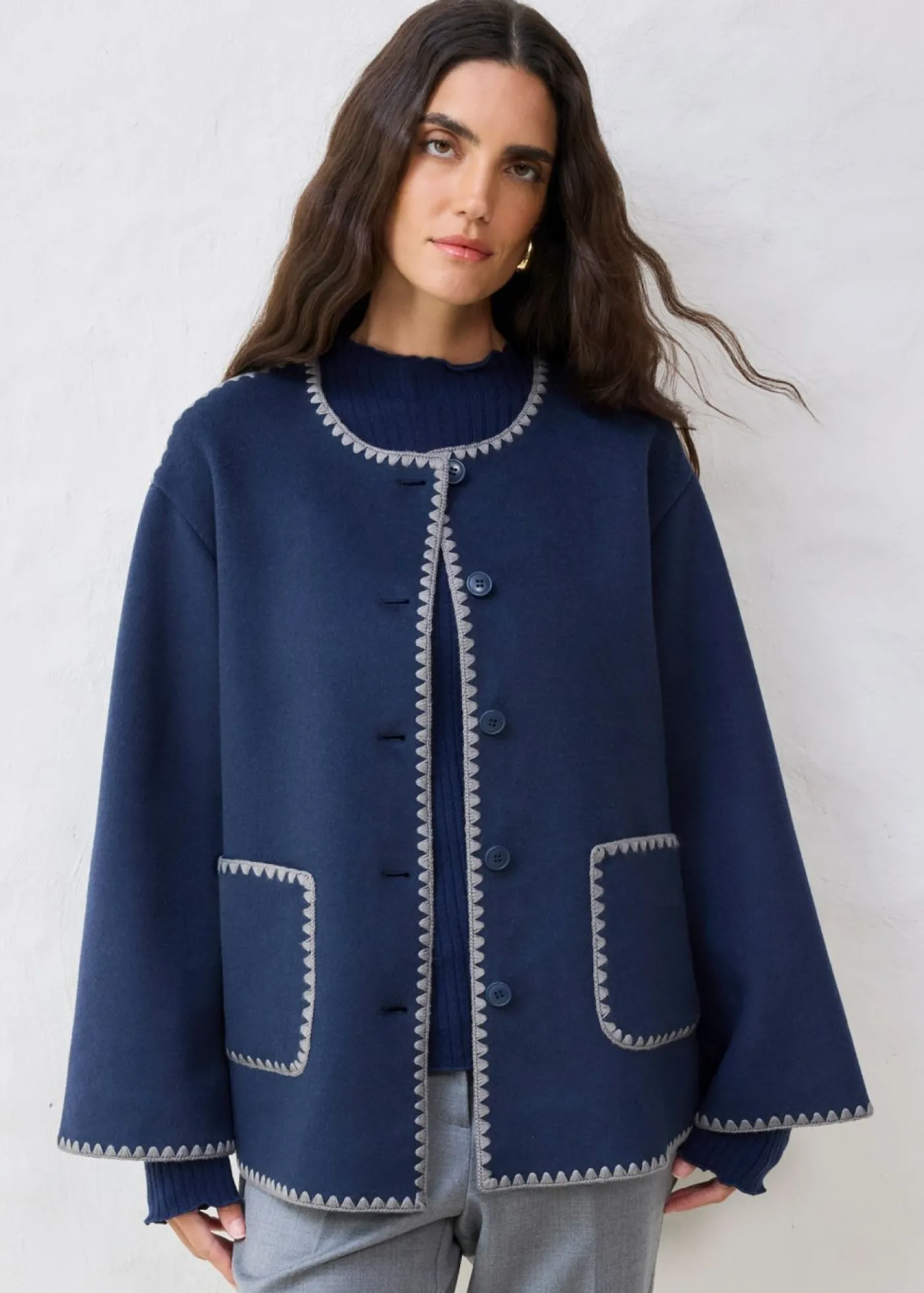 bonprix bonprix Chaqueta de lana con bordado decorativo (conjunto de 2 piezas con bufanda) Azul marino