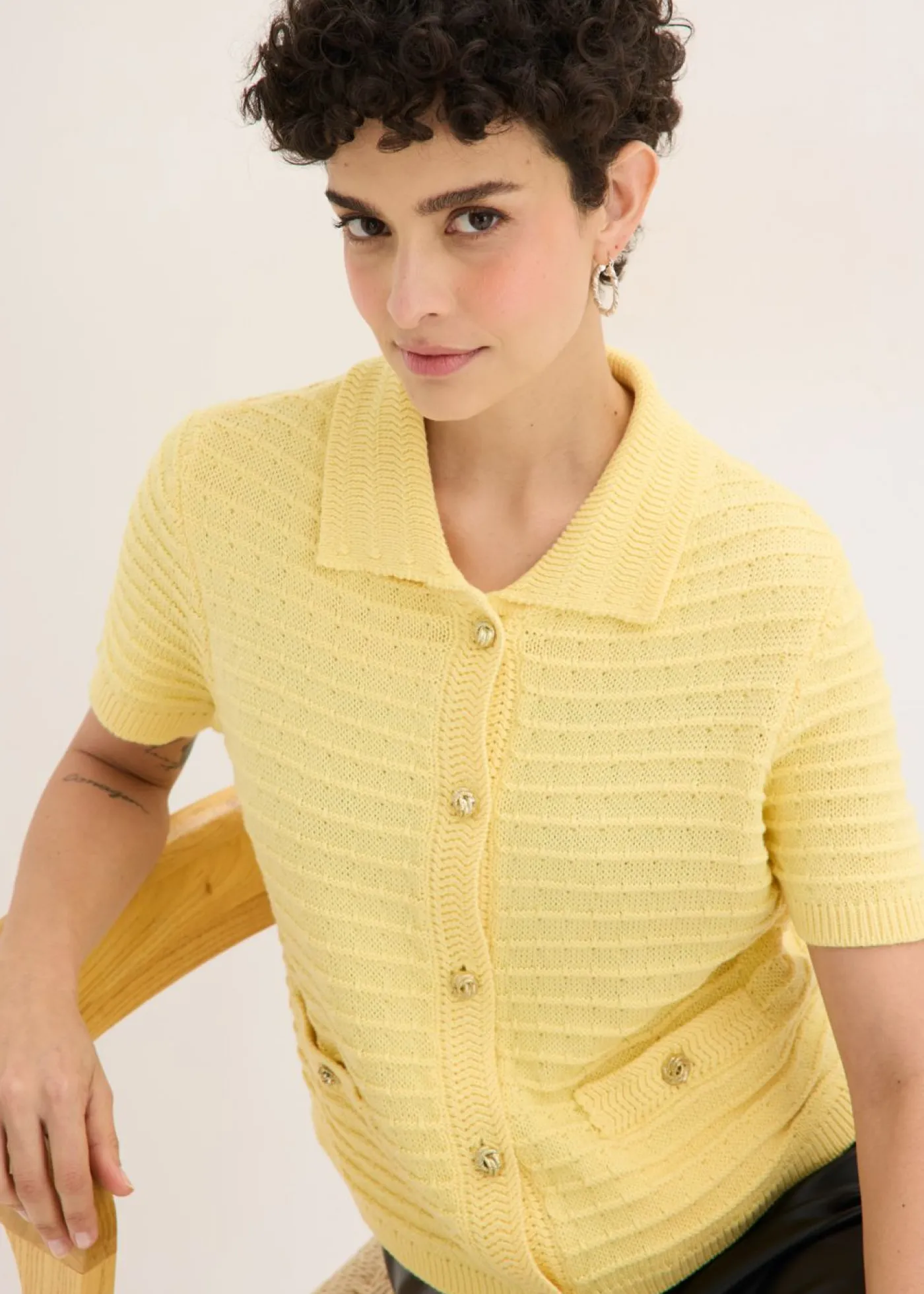 bonprix bonprix Chaqueta de punto con botones decorativos Amarillo claro Hot