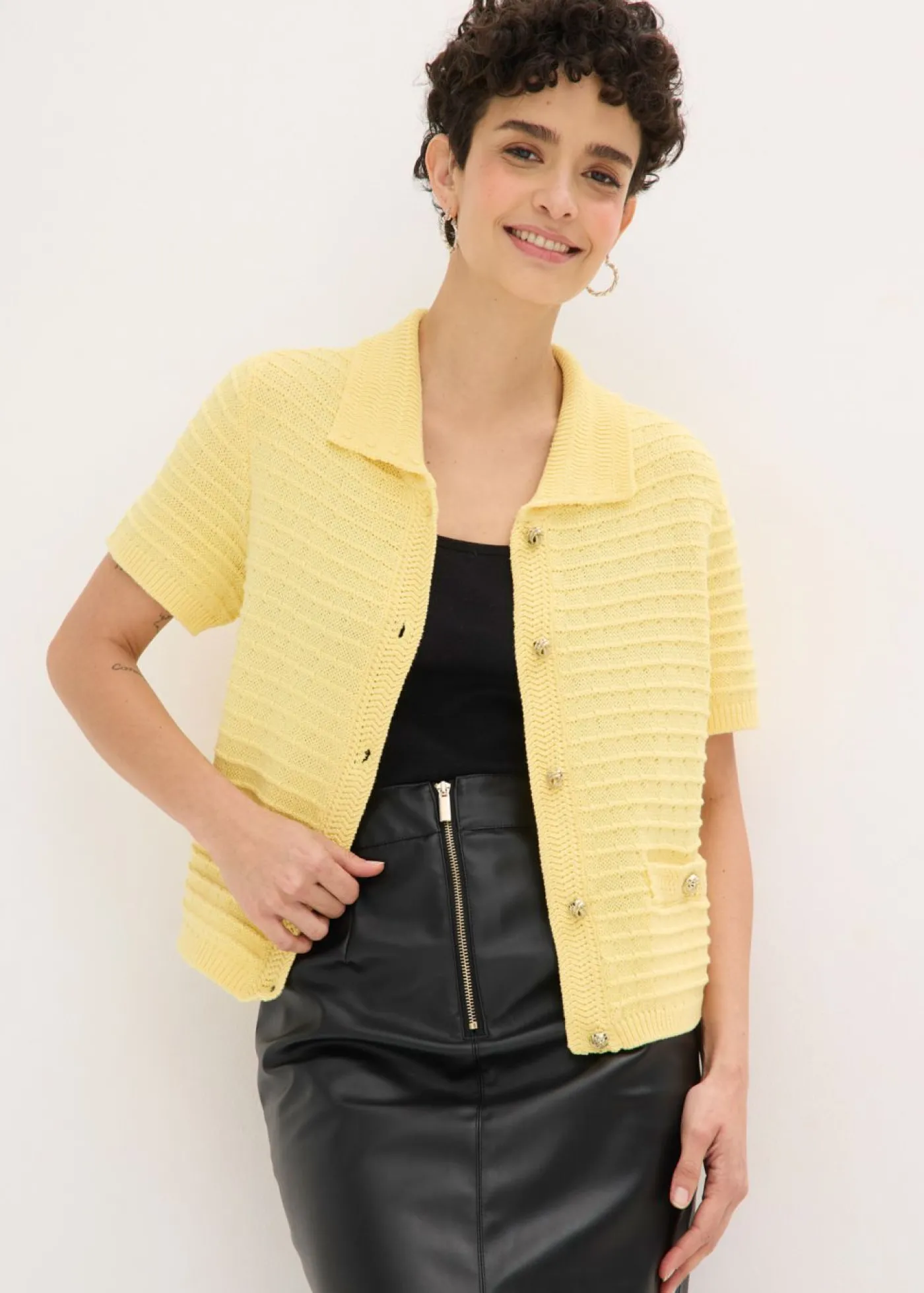 bonprix bonprix Chaqueta de punto con botones decorativos Amarillo claro Hot