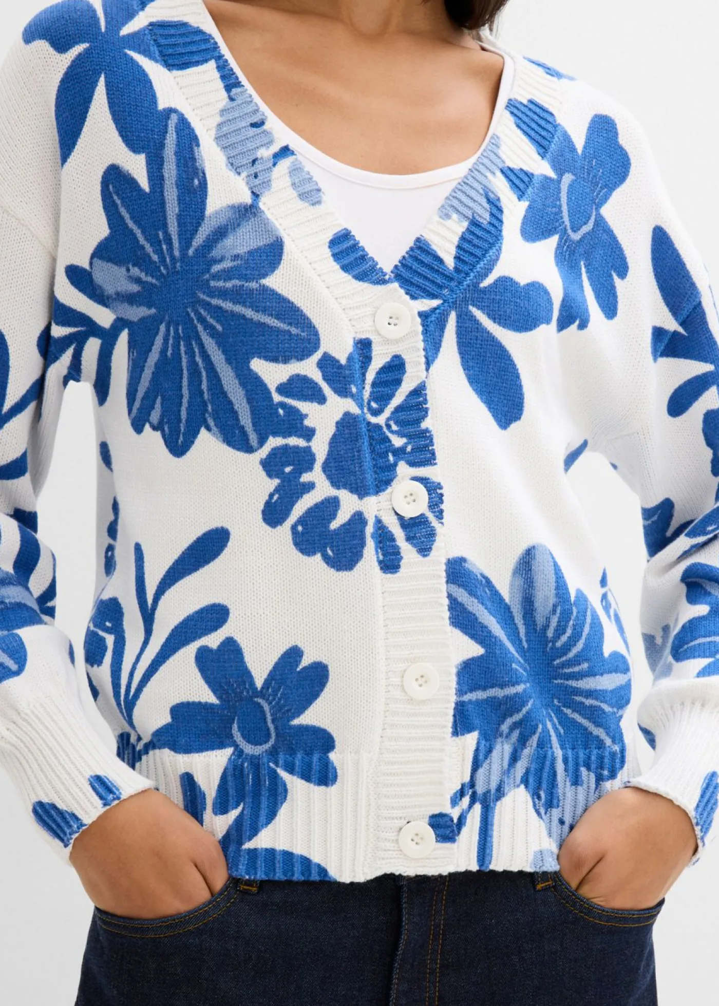 bonprix bonprix Chaqueta de punto con estampado de flores blanco lana-azul provenzal-azul ártico Outlet