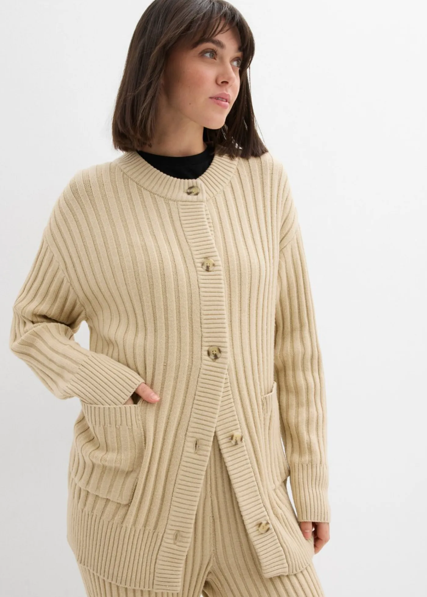 bonprix bonprix Chaqueta de punto de mezcla de viscosa suave Arena claro New