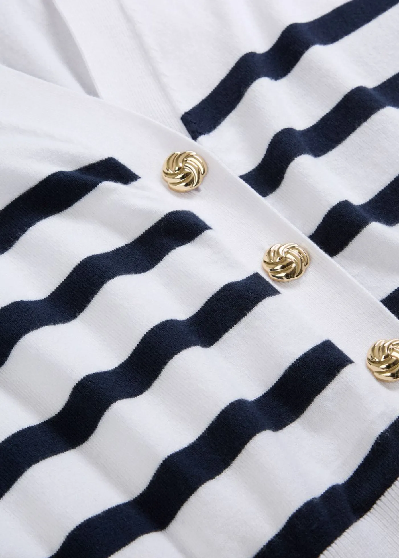 bonprix bonprix Chaqueta de punto de mezcla de viscosa suave Blanco-azul marino con rayas Sale