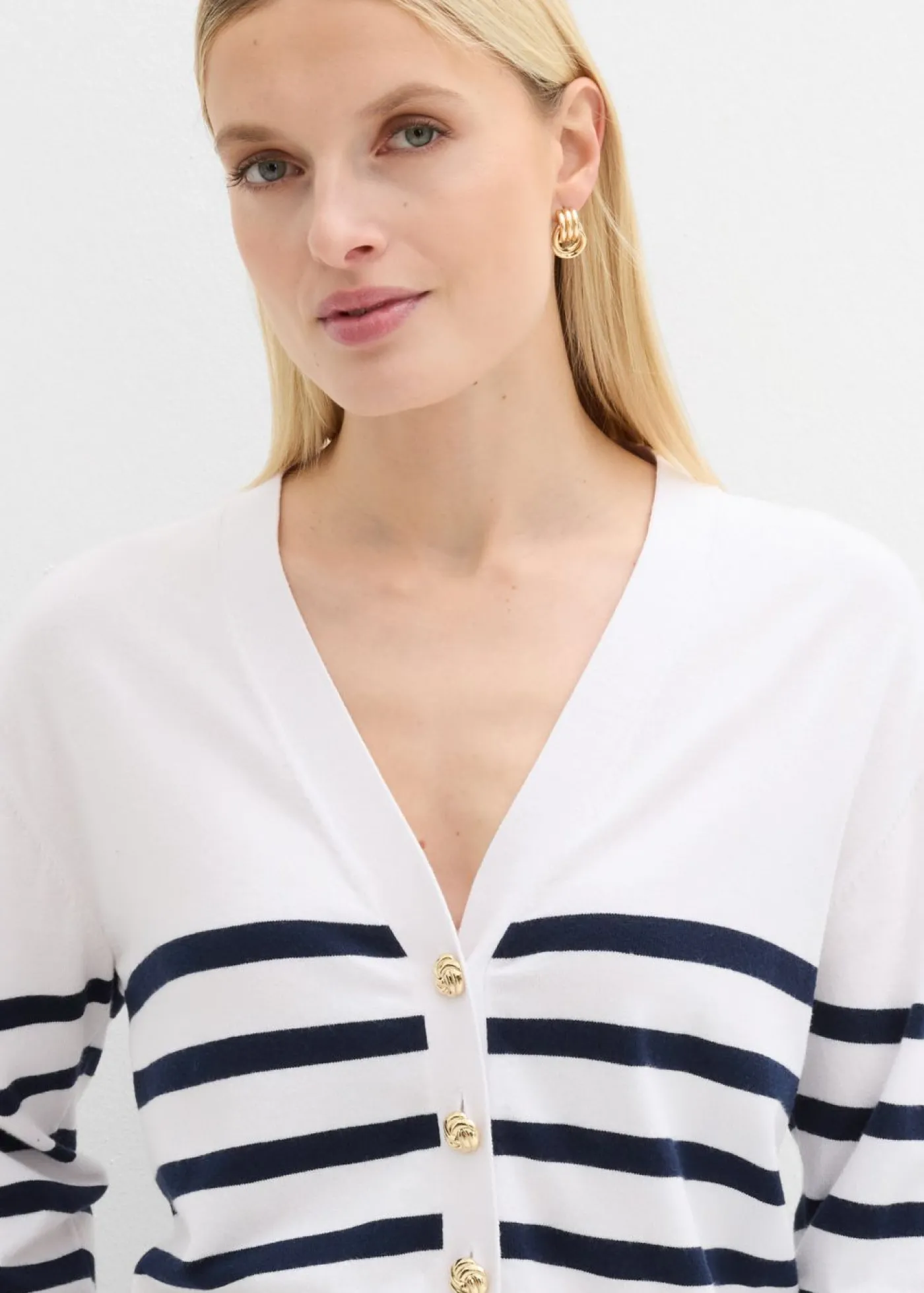 bonprix bonprix Chaqueta de punto de mezcla de viscosa suave Blanco-azul marino con rayas Sale