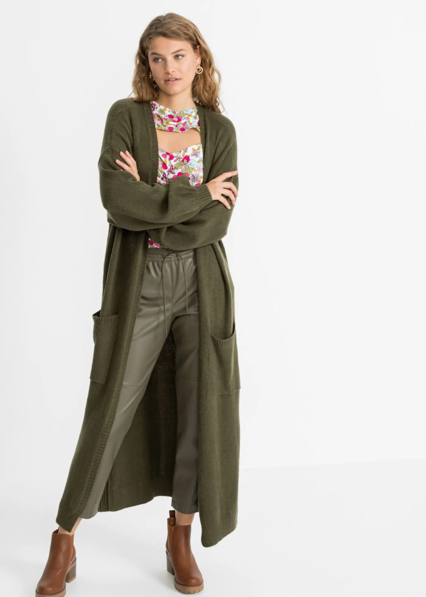 bonprix bonprix Chaqueta de punto holgada de largo midi Verde oliva oscuro New