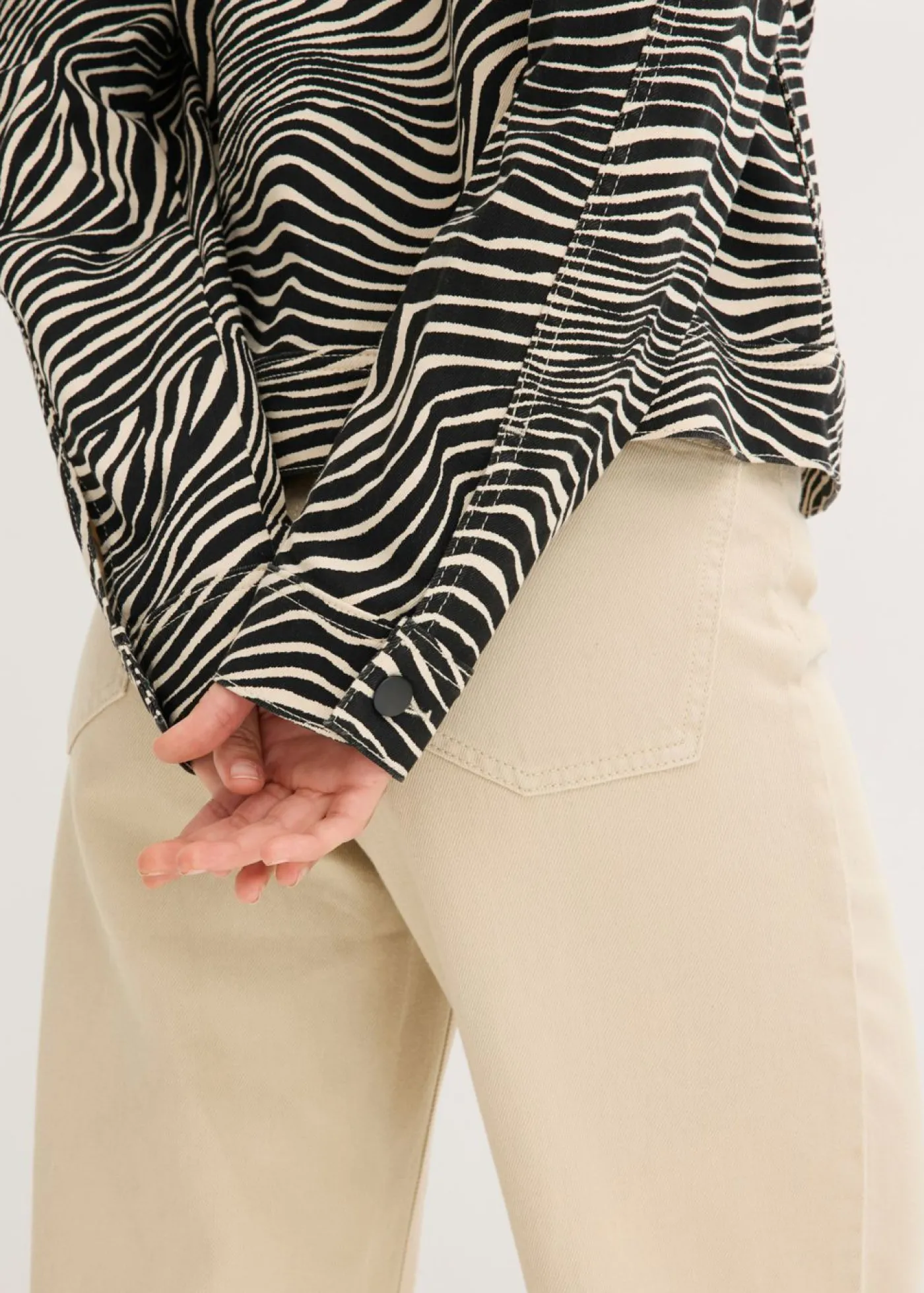 bonprix bonprix Chaqueta de sarga Arena-negro con estampado de cebra Best