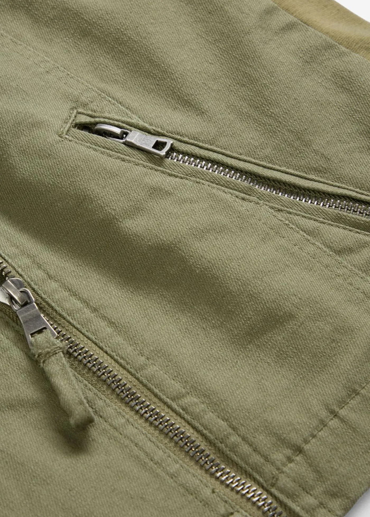 bonprix bonprix Chaqueta de sarga de algodón con insertos elásticos en los laterales Verde oliva