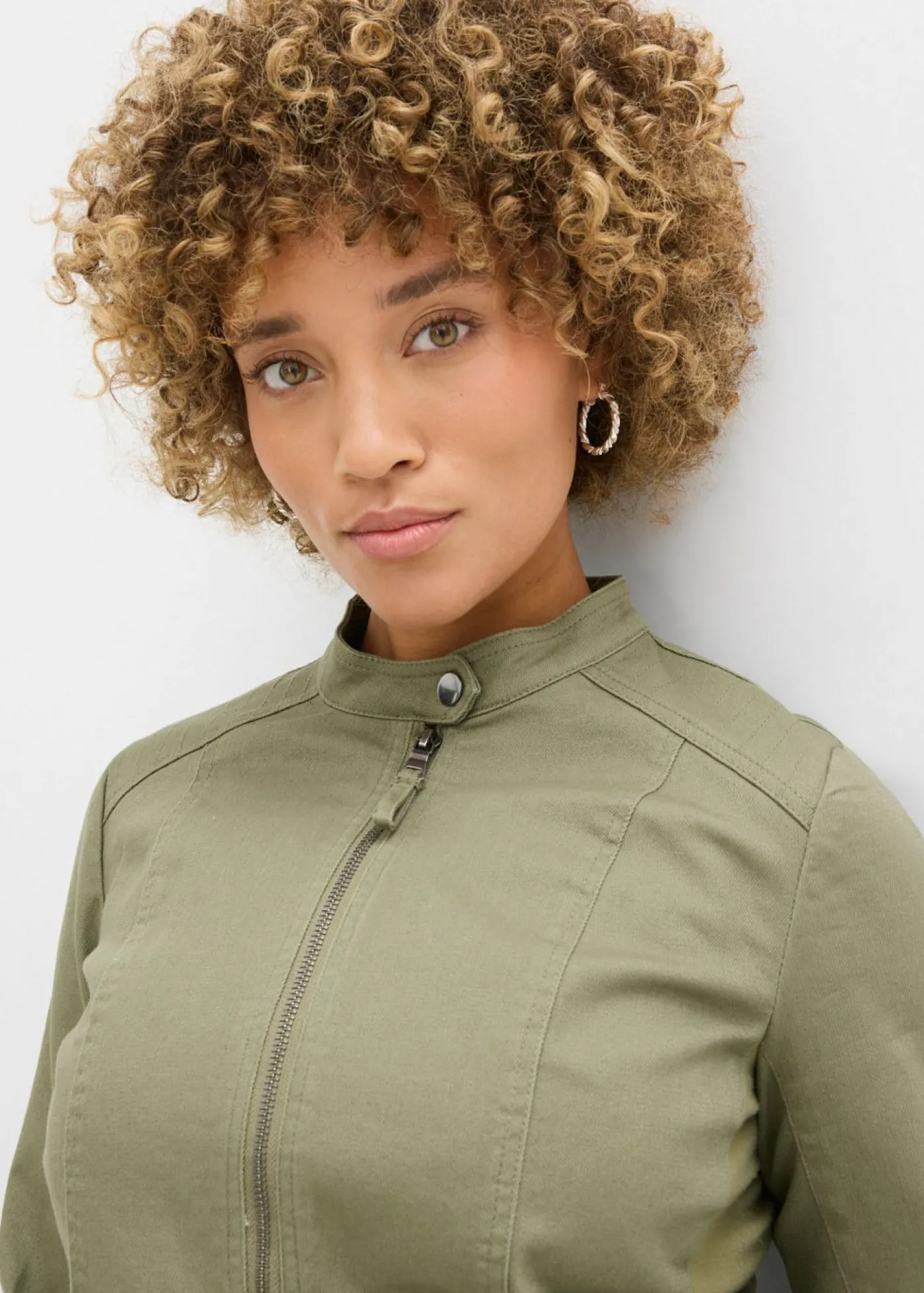 bonprix bonprix Chaqueta de sarga de algodón con insertos elásticos en los laterales Verde oliva