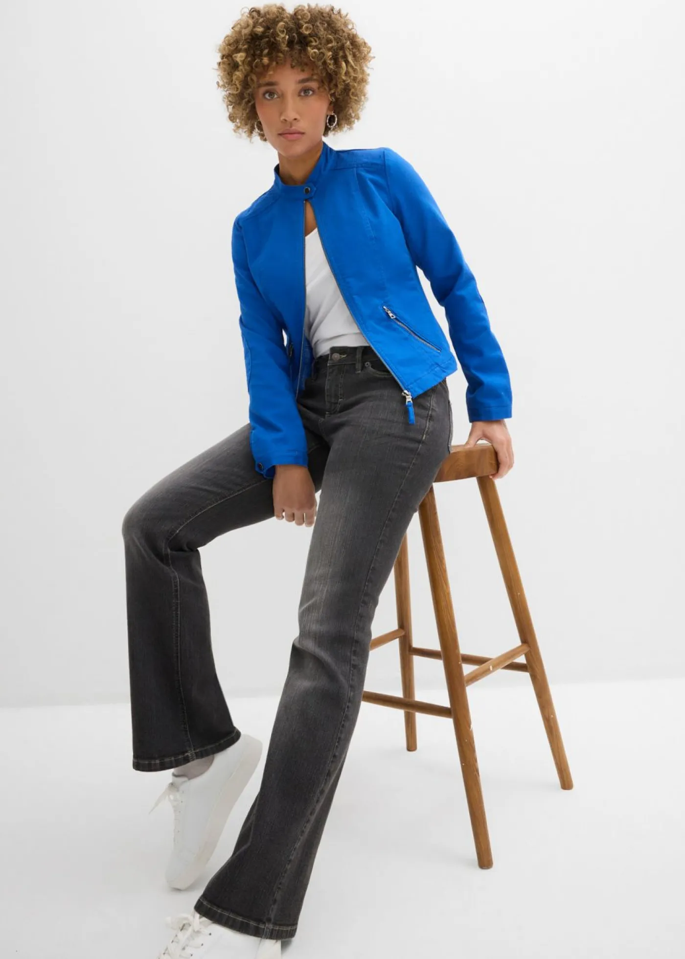bonprix bonprix Chaqueta de sarga de algodón con insertos elásticos en los laterales Azul ártico Outlet