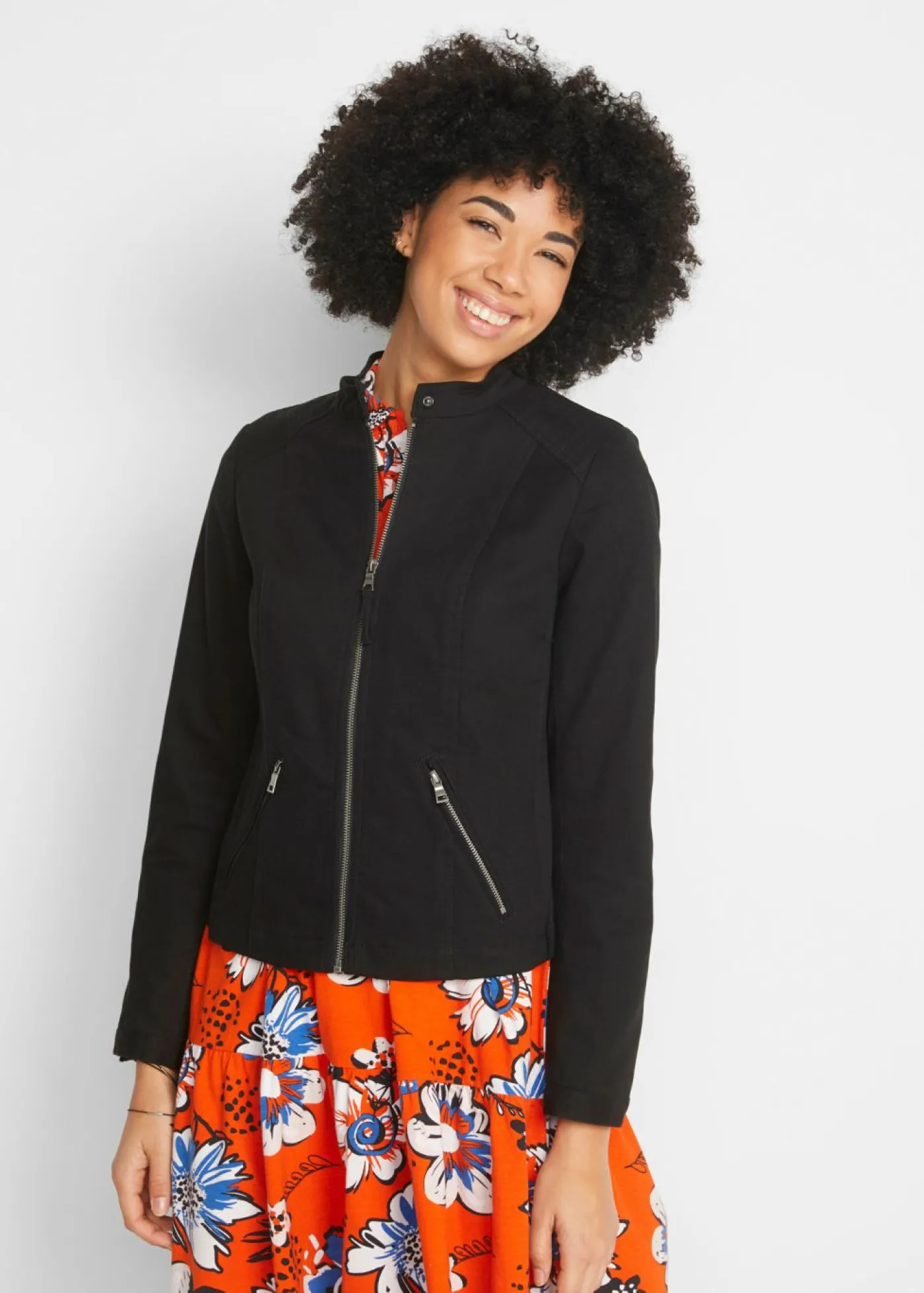 bonprix bonprix Chaqueta de sarga de algodón con insertos elásticos en los laterales Negro Sale