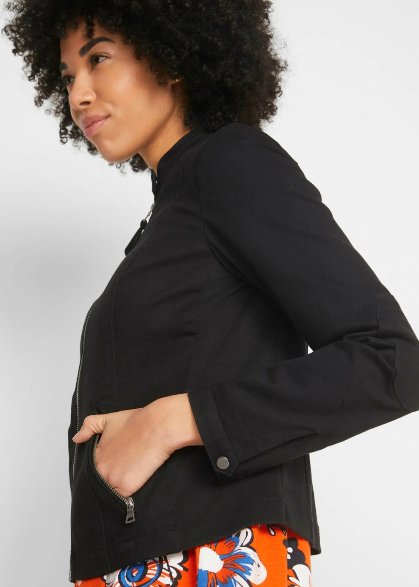 bonprix bonprix Chaqueta de sarga de algodón con insertos elásticos en los laterales Negro Sale