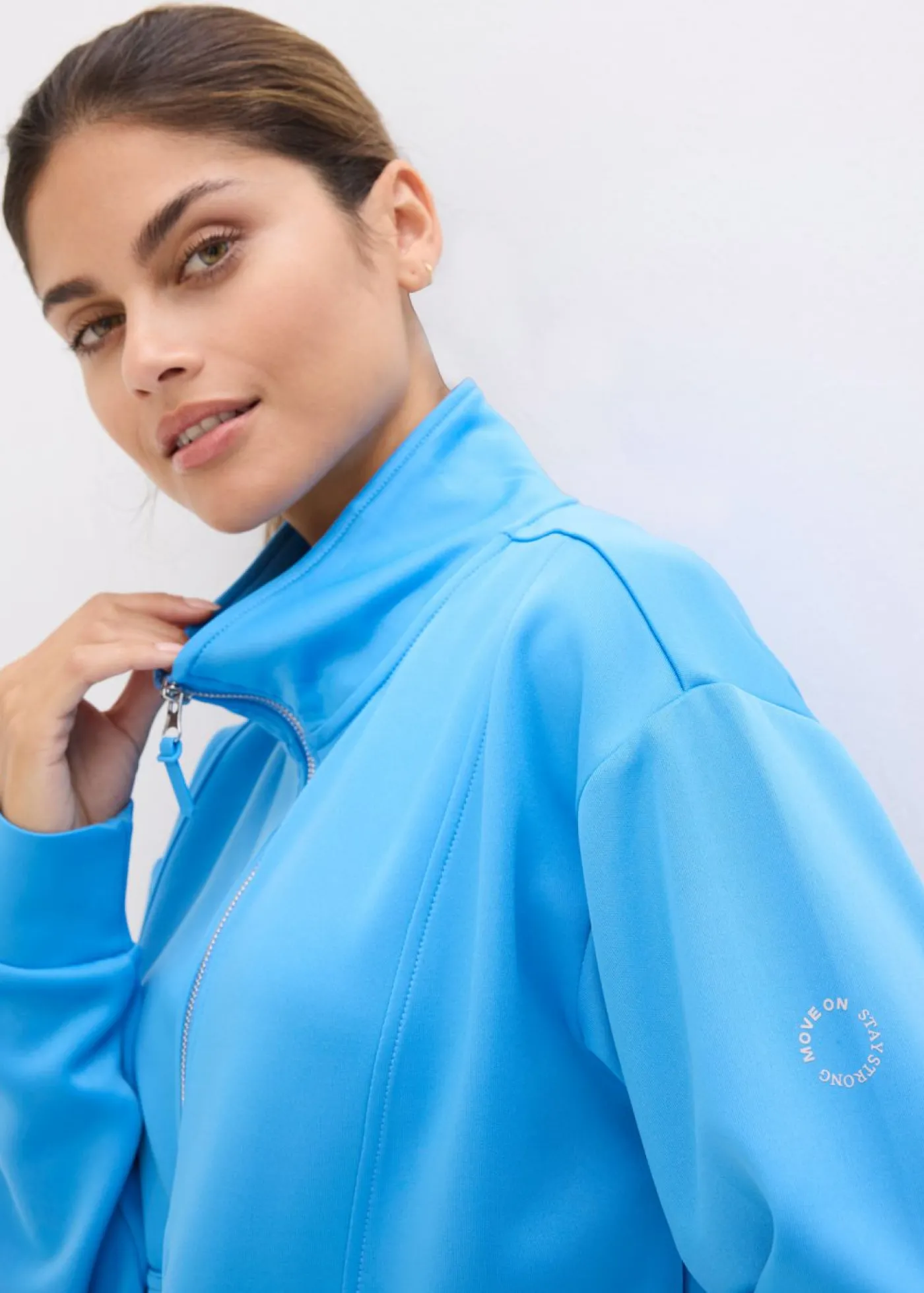 bonprix bonprix Chaqueta deportiva con cuello alto azul brillante Outlet