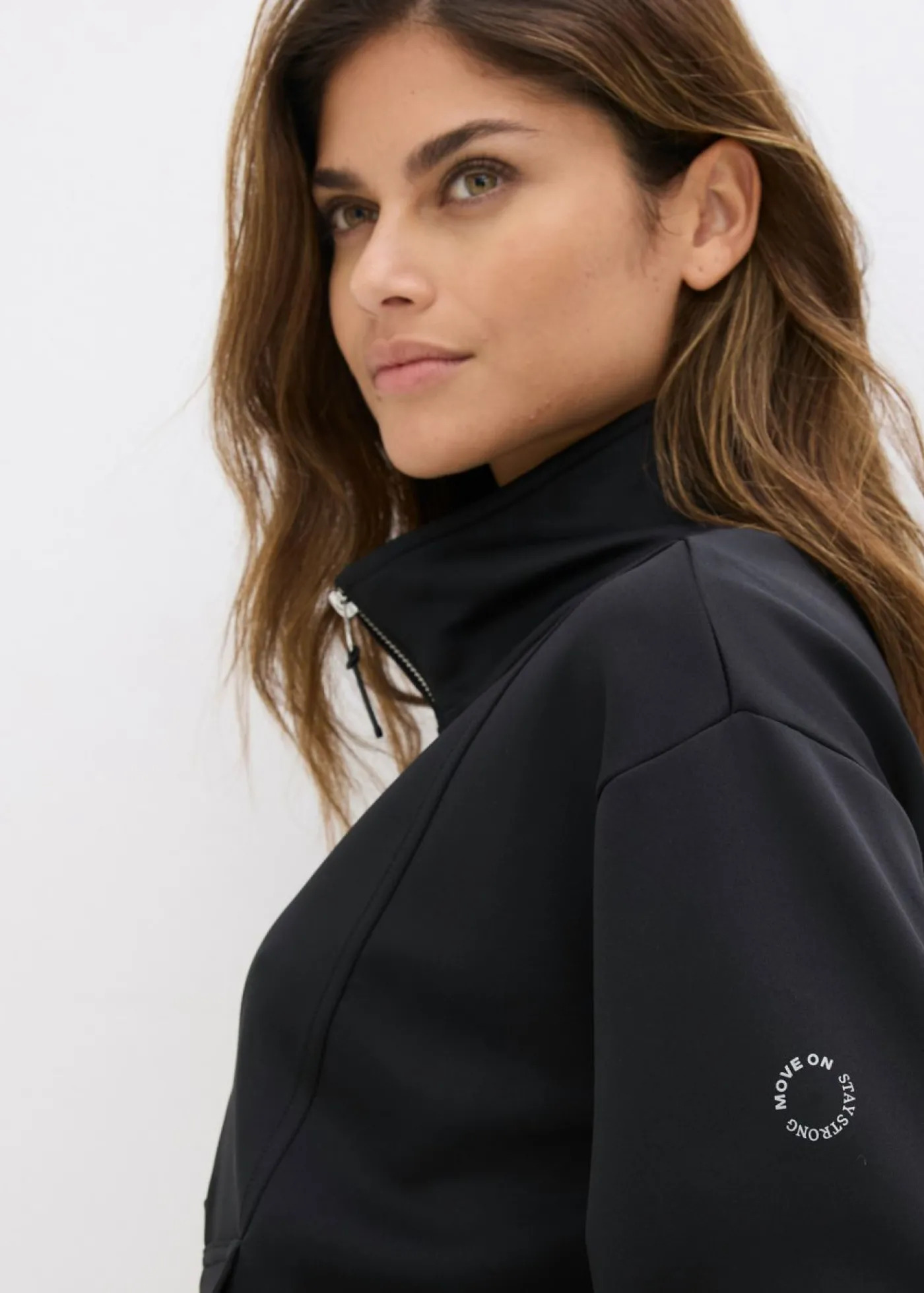 bonprix bonprix Chaqueta deportiva con cuello alto Negro Hot