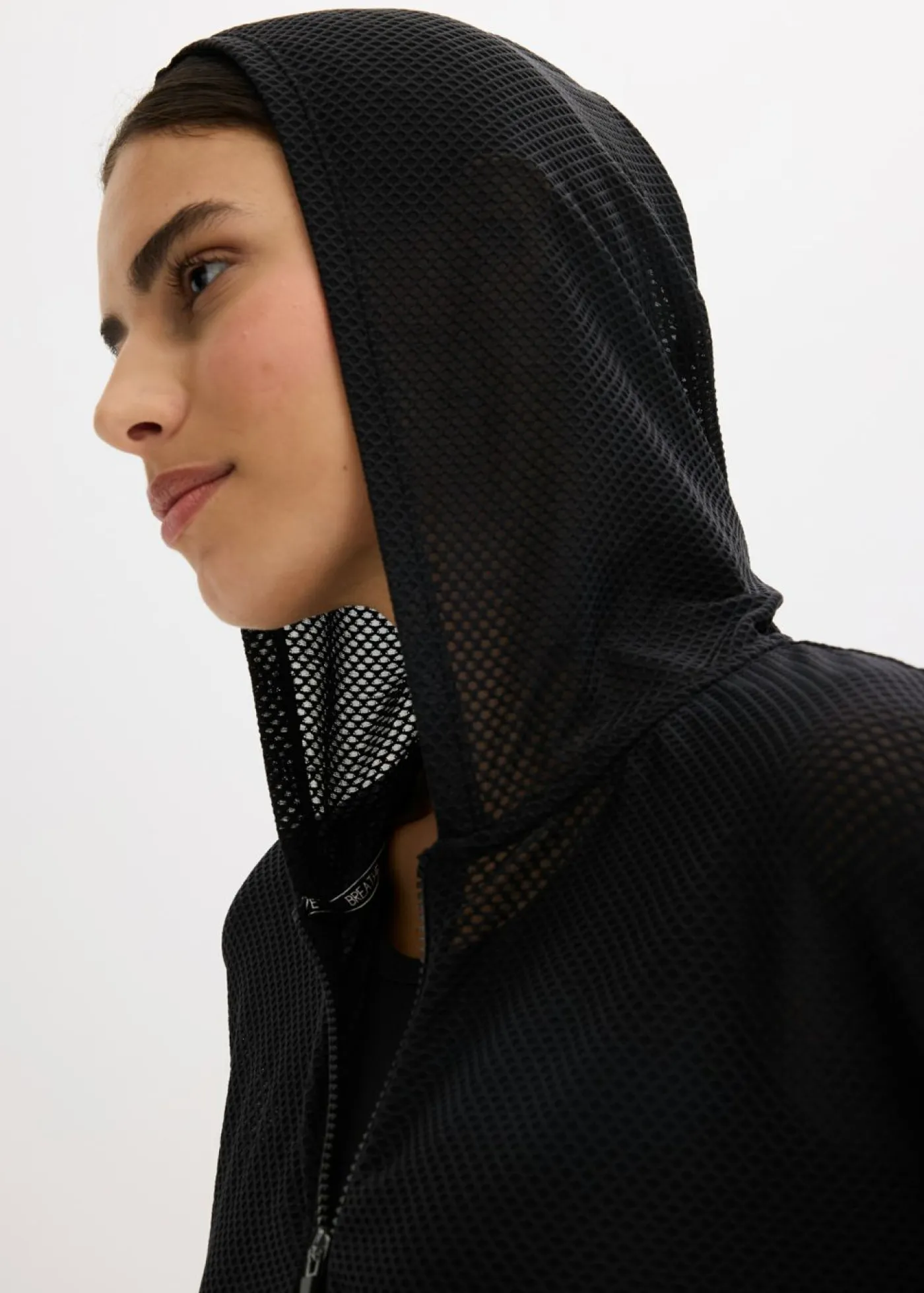 bonprix bonprix Chaqueta deportiva transparente de malla con corte holgado Negro