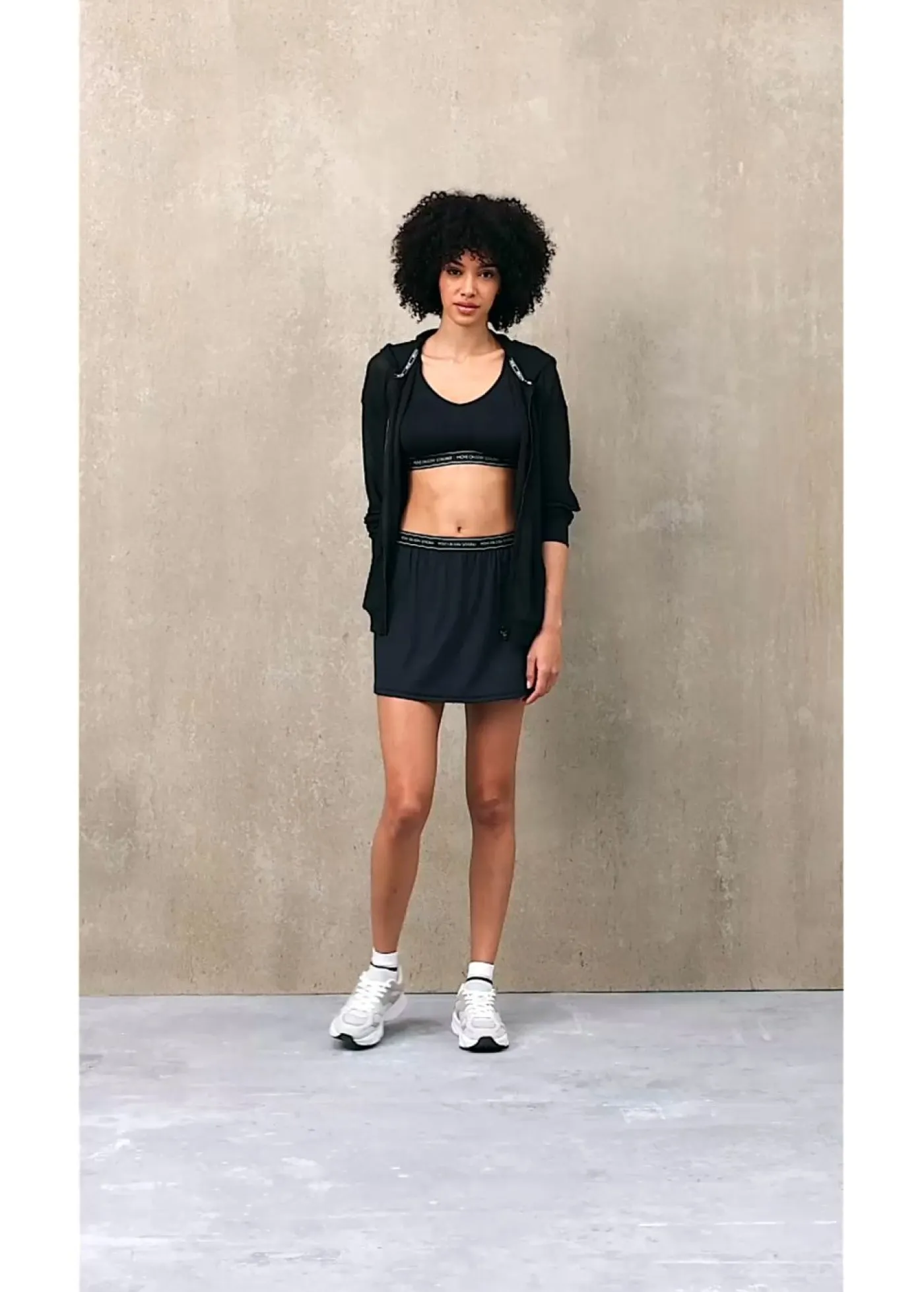 bonprix bonprix Chaqueta deportiva transparente de malla con corte holgado Negro