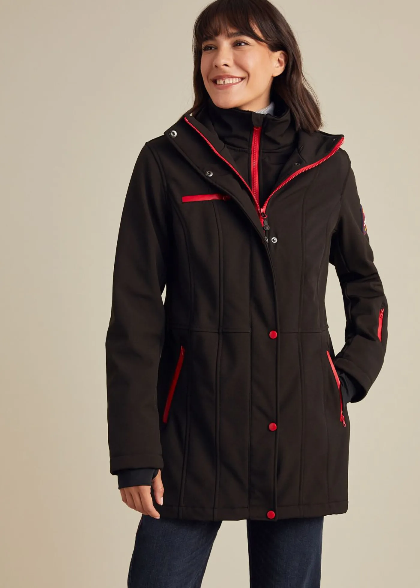 bonprix bonprix Chaqueta softshell elástica con diseño largo y tejido repelente al agua Negro Discount