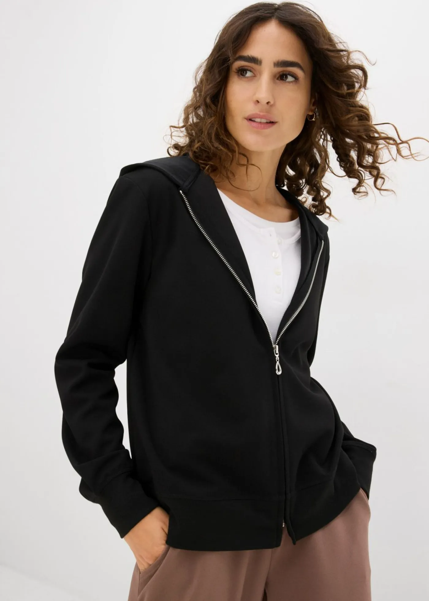 bonprix bonprix Chaqueta tipo sudadera con capucha y cremallera Negro Online