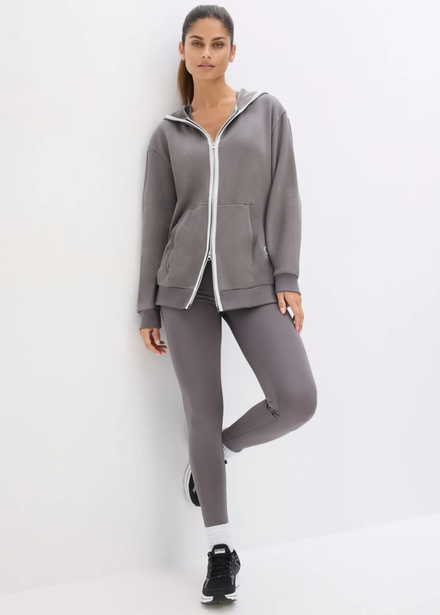 bonprix bonprix Chaqueta térmica de chándal de material de secado rápido con corte ancho Gris granito Outlet