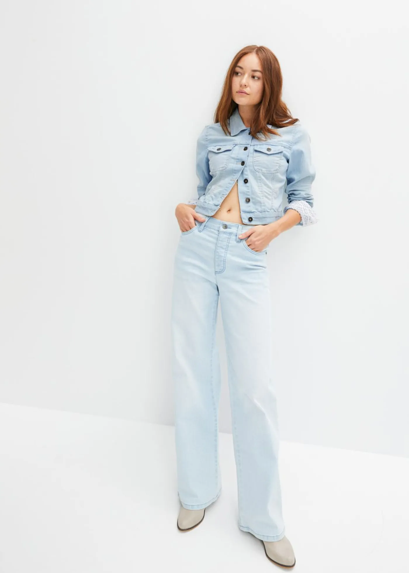 bonprix bonprix Chaqueta vaquera con inserto de encaje Denim claro Online