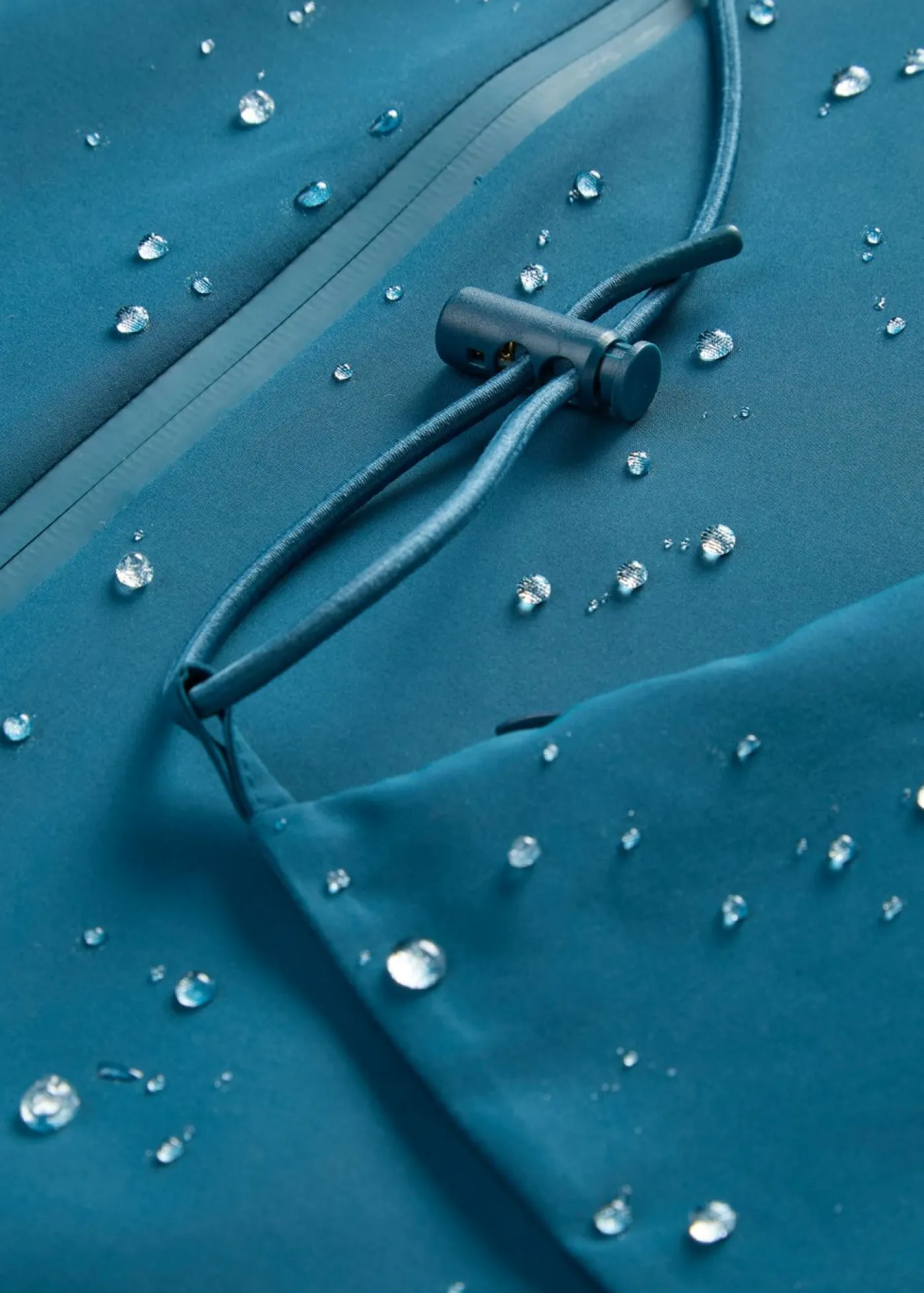 bonprix bonprix Chubasquero ligero con bolso estilo bandolera Petróleo azul Sale