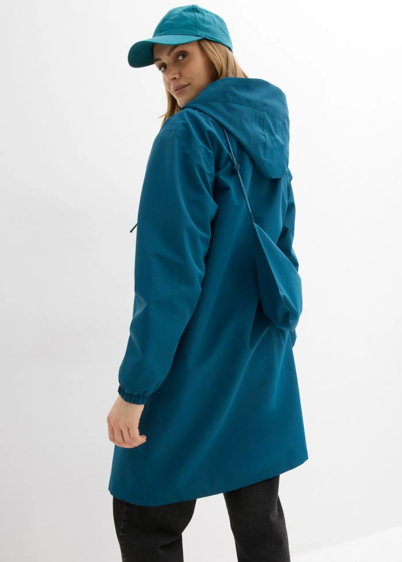 bonprix bonprix Chubasquero ligero con bolso estilo bandolera Petróleo azul Sale