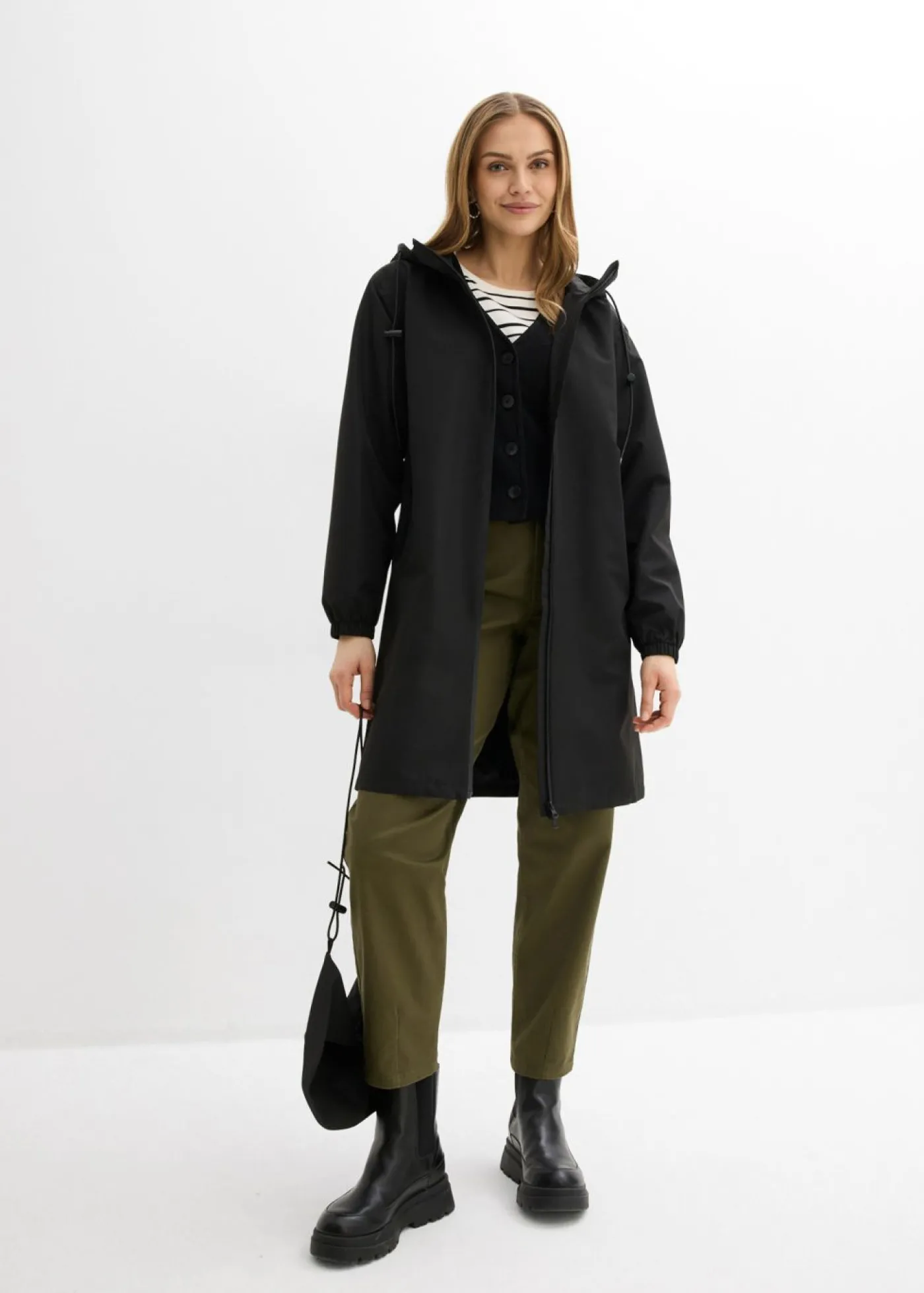bonprix bonprix Chubasquero ligero con bolso estilo bandolera Negro Hot