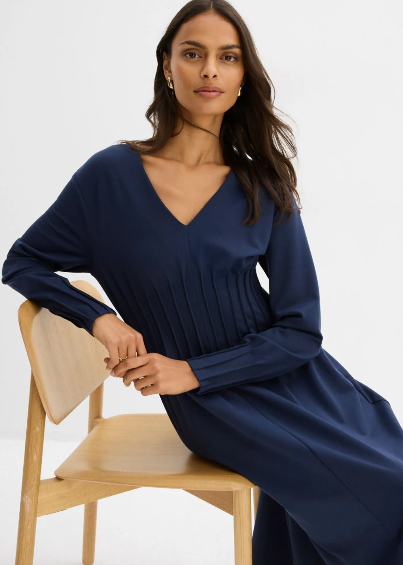 bonprix bonprix Cómodo vestido de mezcla de viscosa con pinzas decorativas Azul marino Clearance
