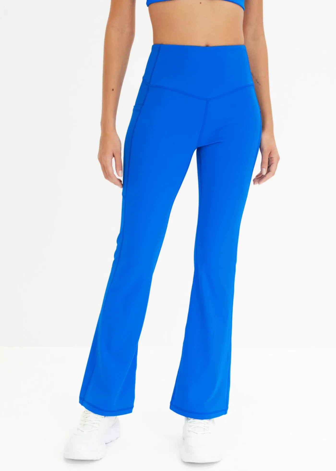 bonprix bonprix Cómodos leggings deportivos con bolsillo para móvil, corte acampanado y material de secado rápido azul horizonte Outlet