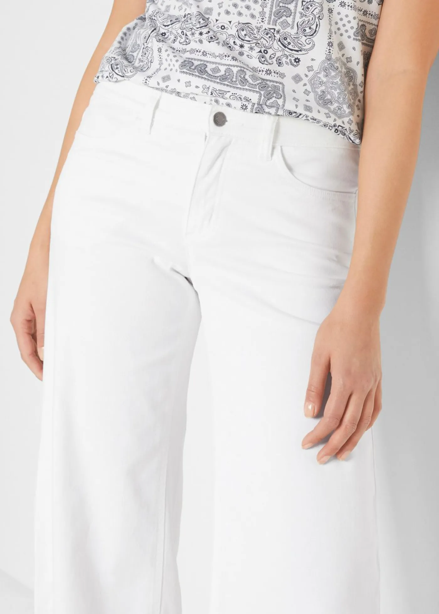 bonprix bonprix Cómodos vaqueros elásticos de corte capri (2 unidades) Denim azul hielo-blanco Discount