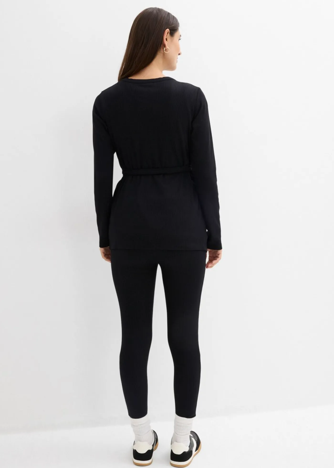 bonprix bonprix Conjunto de camiseta cruzada premamá con cómodos leggings (2 piezas) Negro Hot