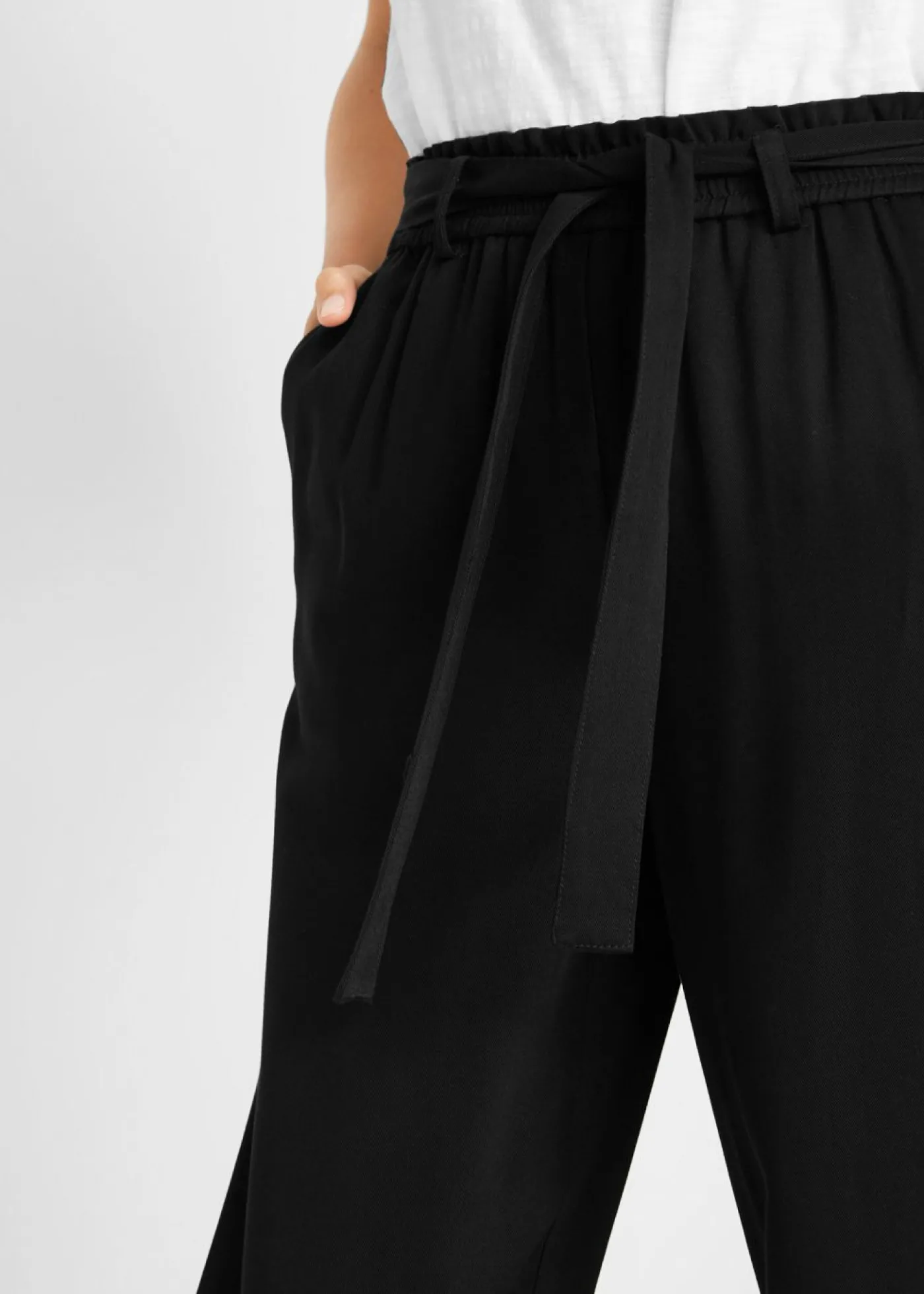 bonprix bonprix Culotte de viscosa con cinturón Negro Hot