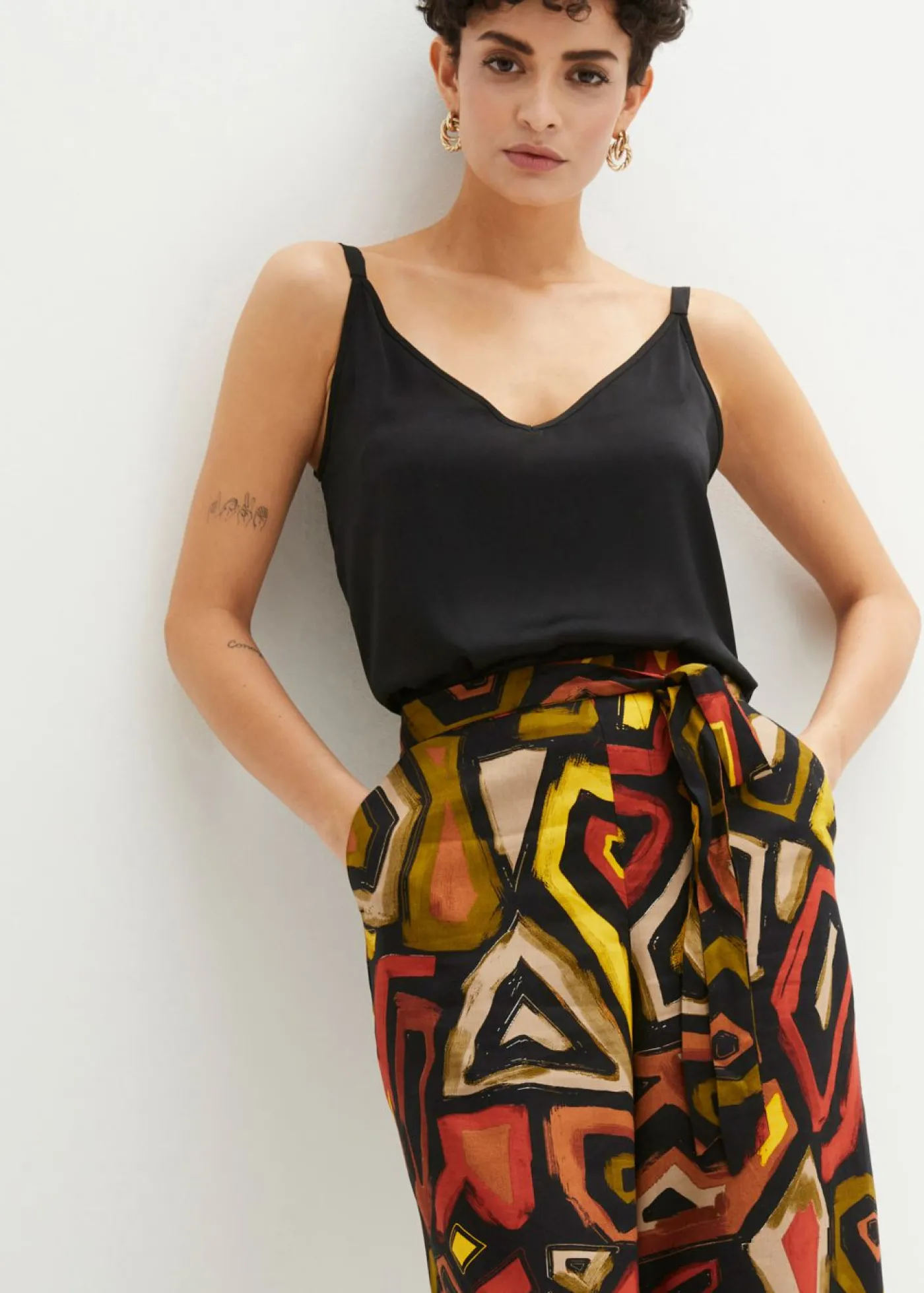 bonprix bonprix Culotte de viscosa fluida Negro-azul con estampado gráfico Online