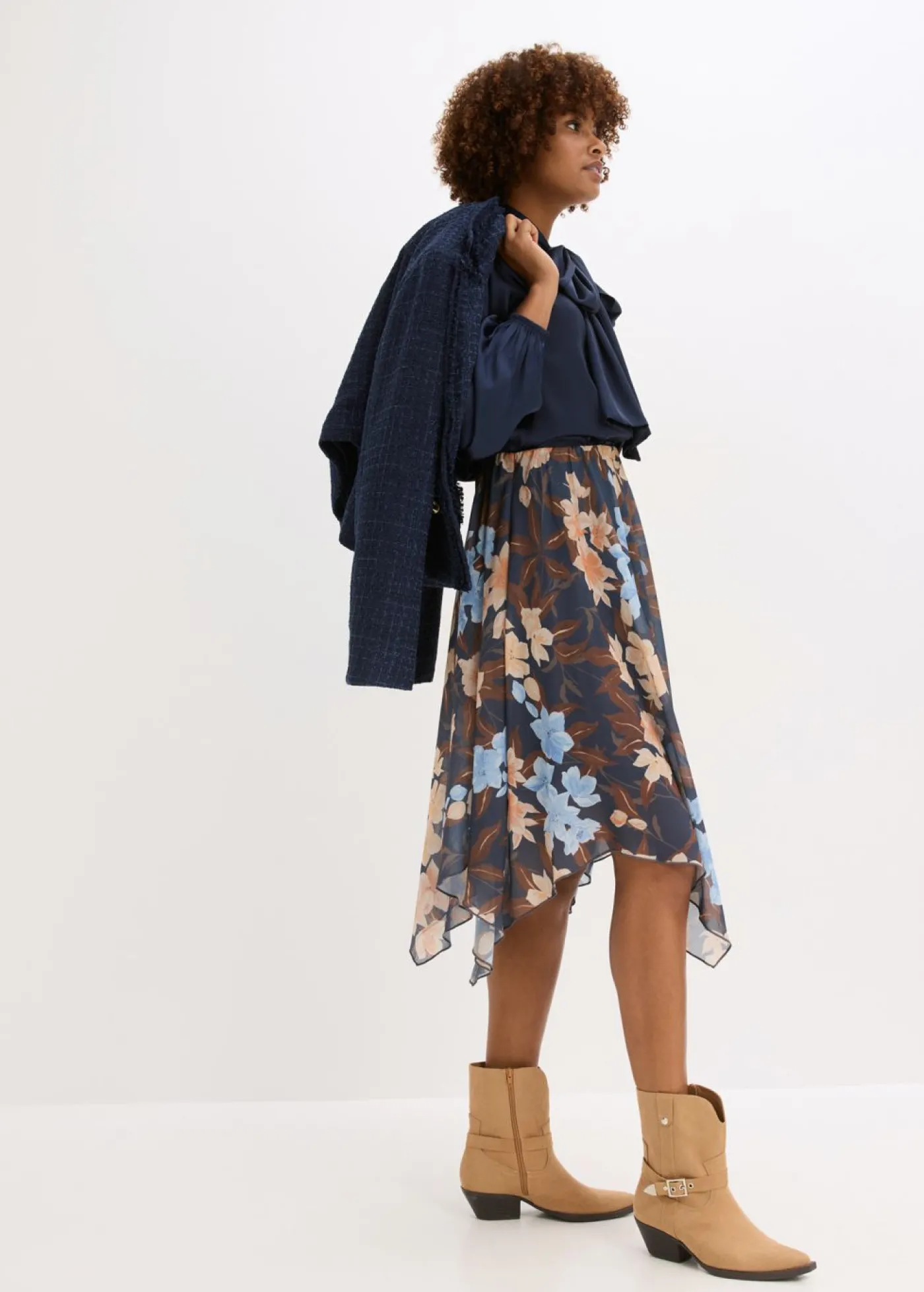 bonprix bonprix Falda midi de gasa con dobladillo asimétrico Azul oscuro Hot