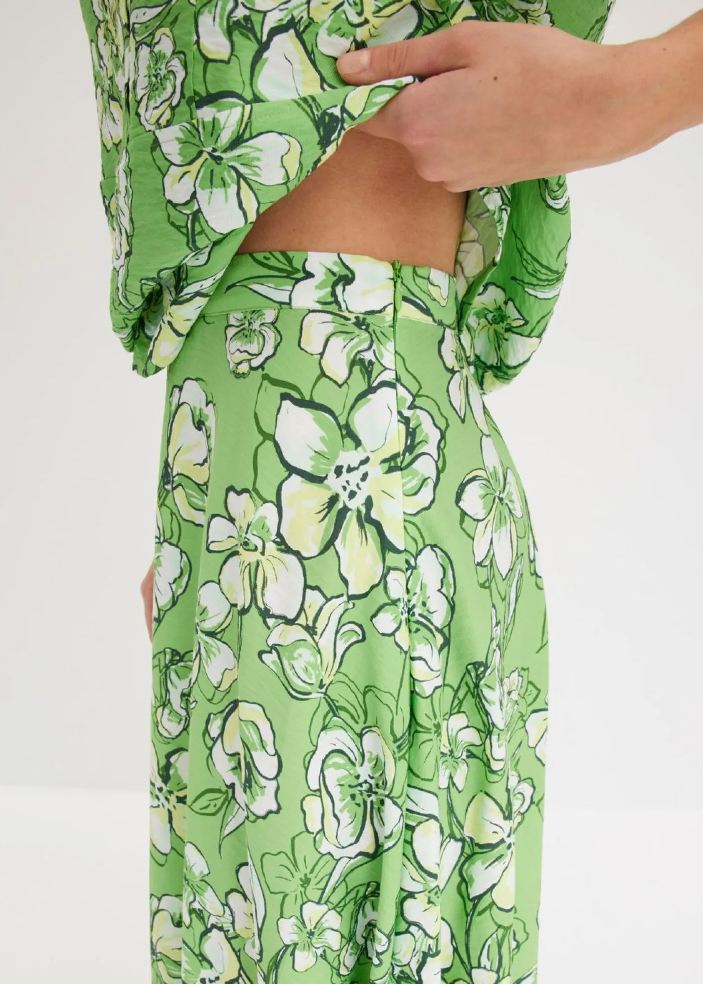 bonprix bonprix Falda midi de mezcla de viscosa fluida Verde trébol de flores Hot