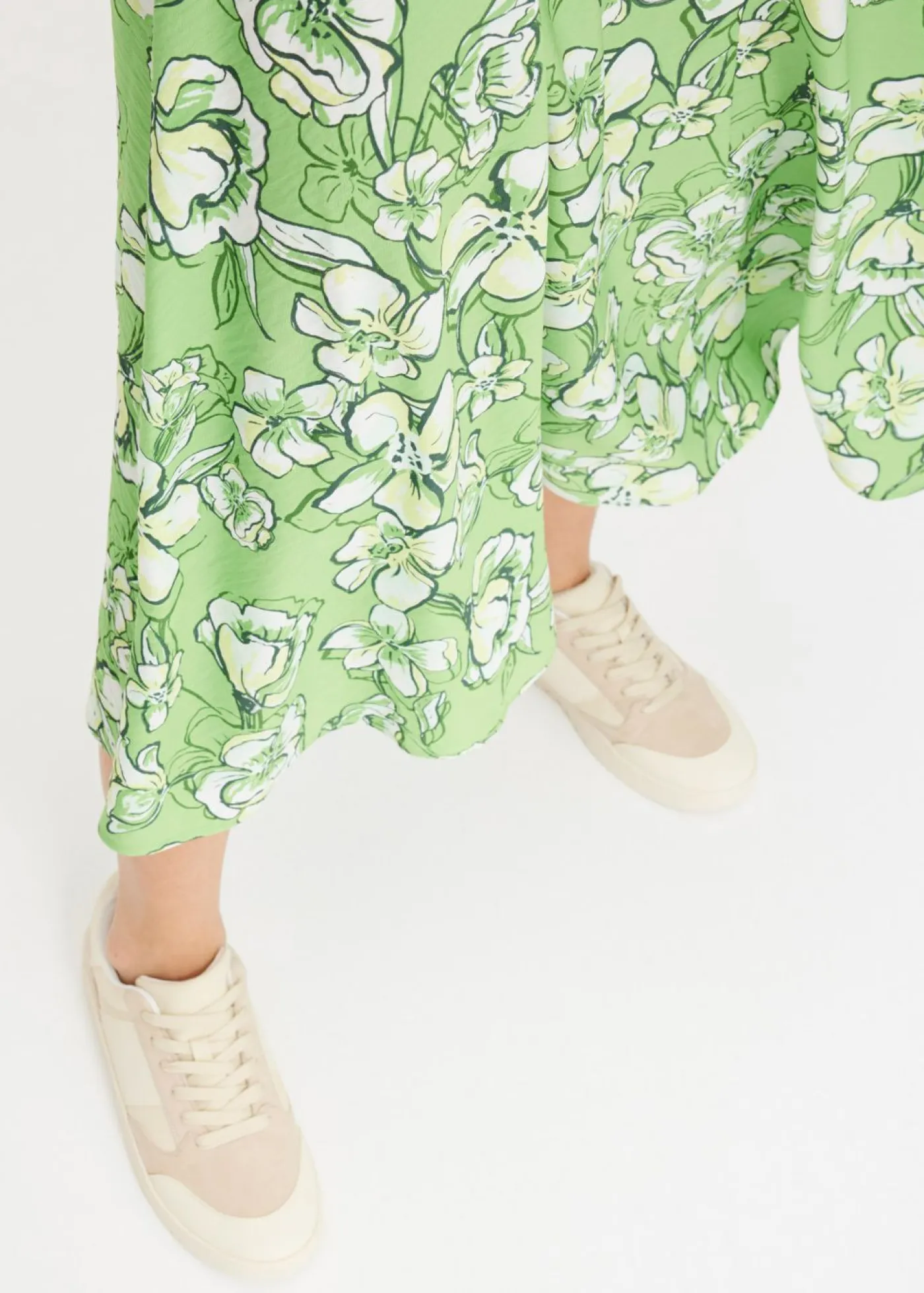bonprix bonprix Falda midi de mezcla de viscosa fluida Verde trébol de flores Hot