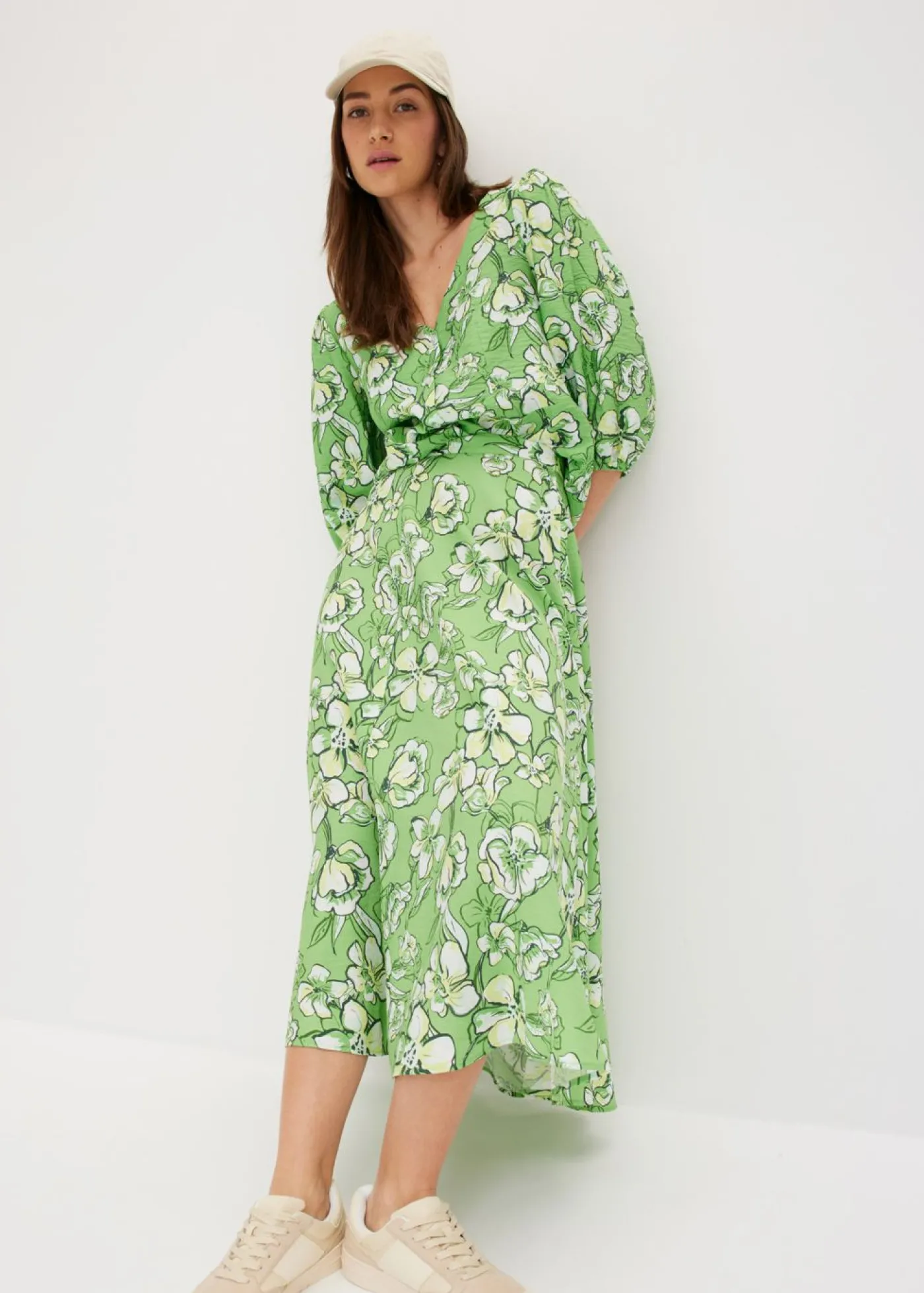 bonprix bonprix Falda midi de mezcla de viscosa fluida Verde trébol de flores Hot
