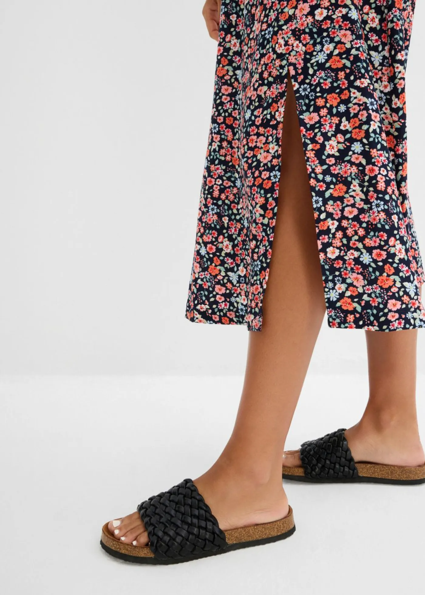 bonprix bonprix Falda midi de viscosa azul marino-blanco-rojo oscuro-fresa-salmón-rosa pálido-rosa claro-tulipán-topacio-turquesa pastel-salvia suave con flores New