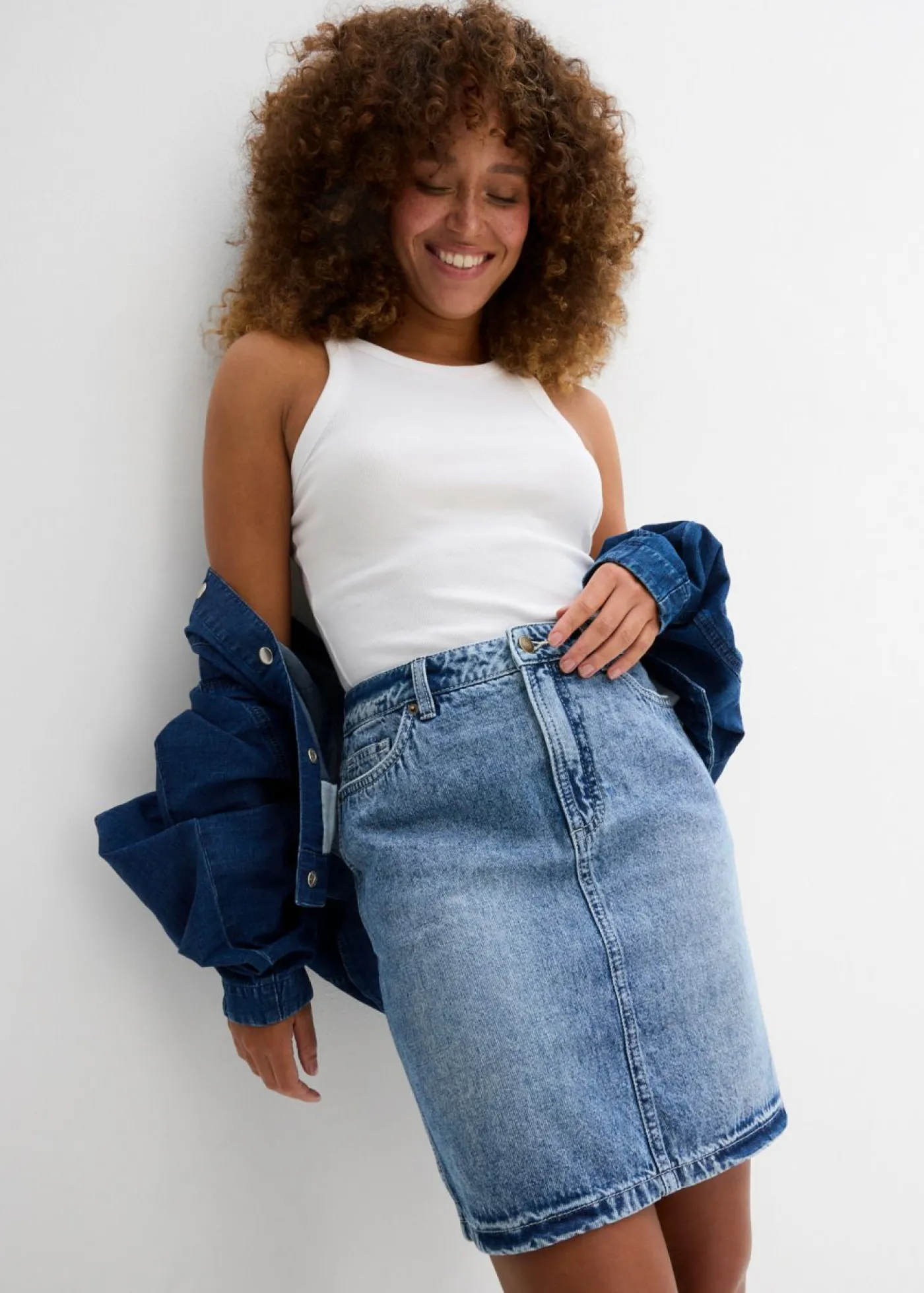 bonprix bonprix Falda vaquera poco elástica de talle medio azul medio denim usado Online