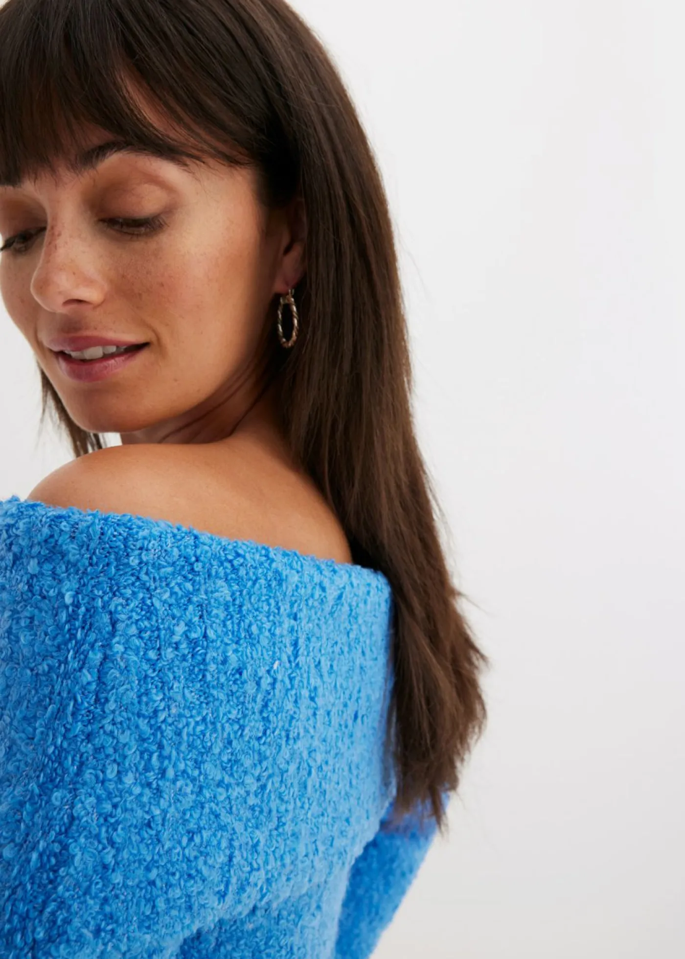 bonprix bonprix Jersey con hombros al descubierto azul brillante Hot