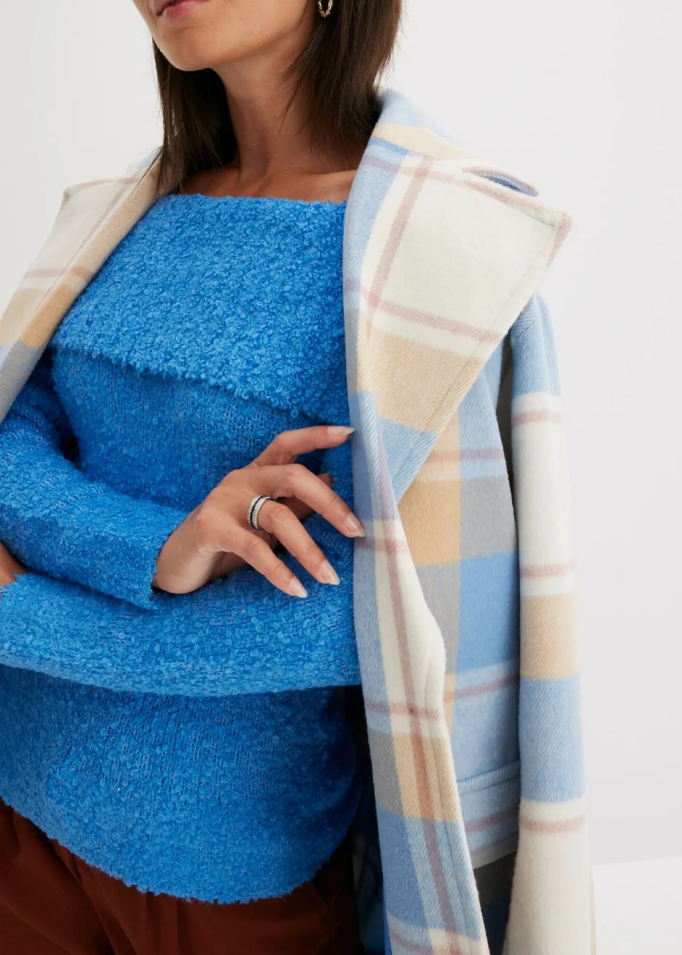 bonprix bonprix Jersey con hombros al descubierto azul brillante Hot