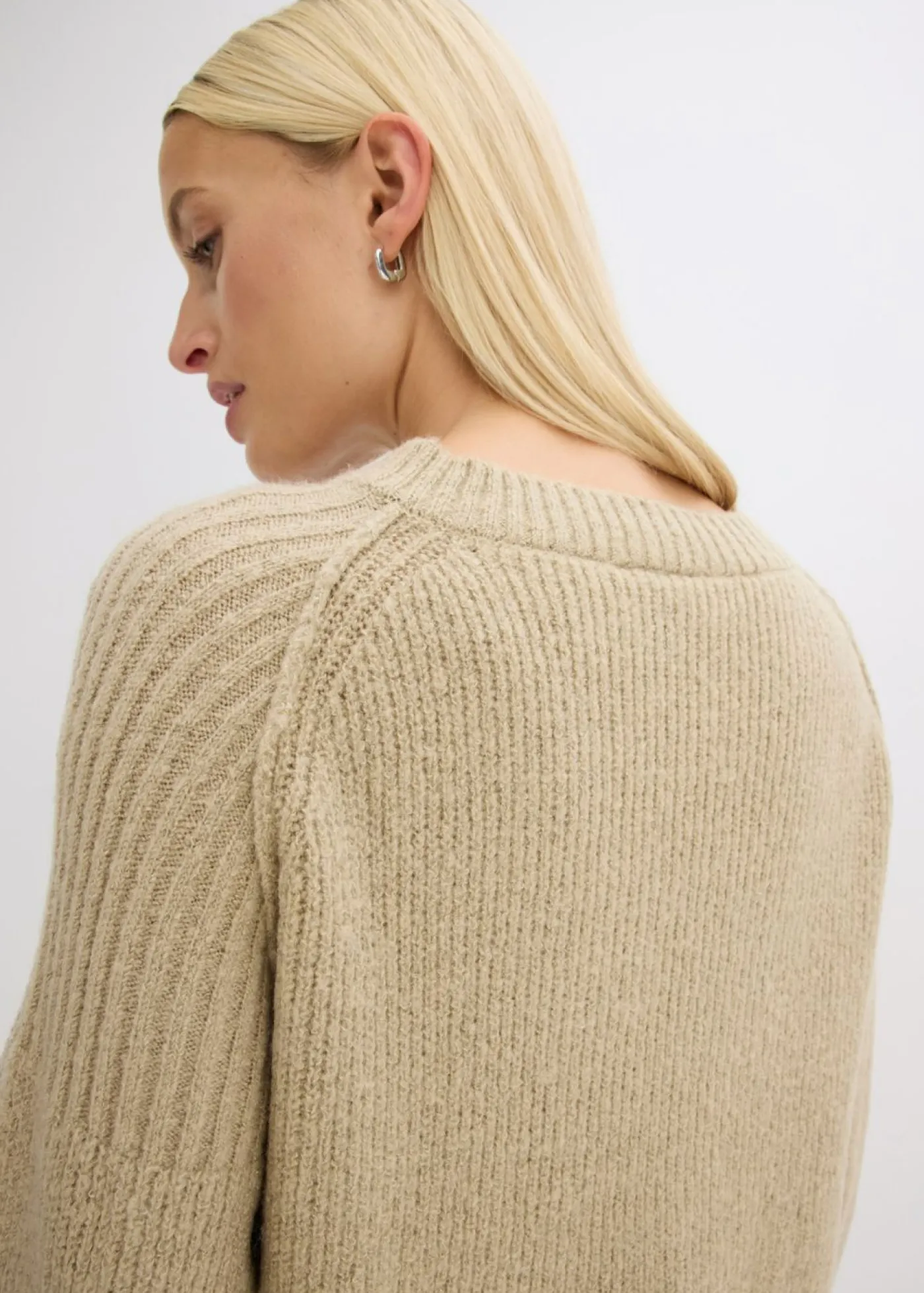 bonprix bonprix Jersey holgado con escote en V Verde aceite Online