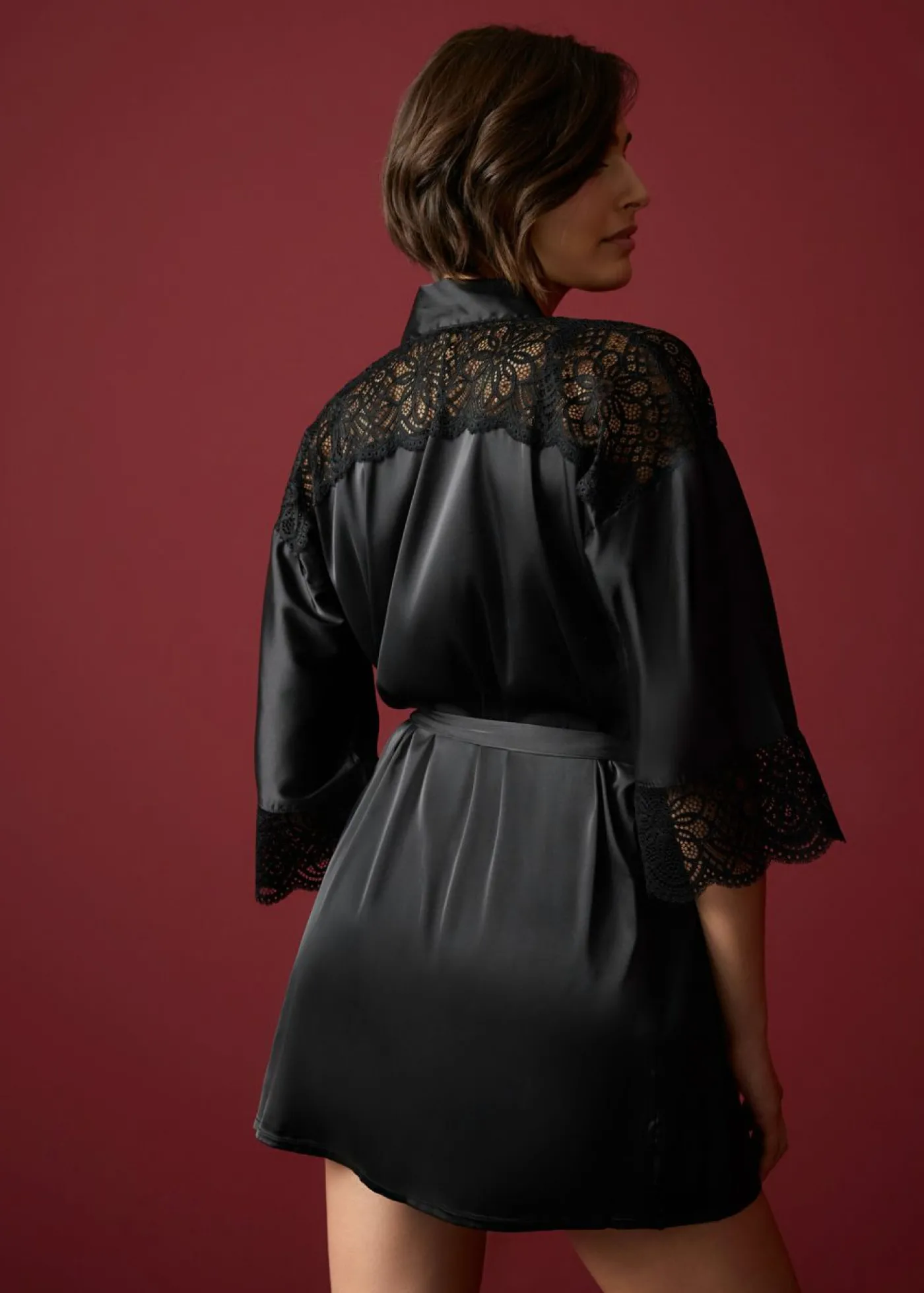 bonprix bonprix Kimono de satén con efecto brillante Negro Online