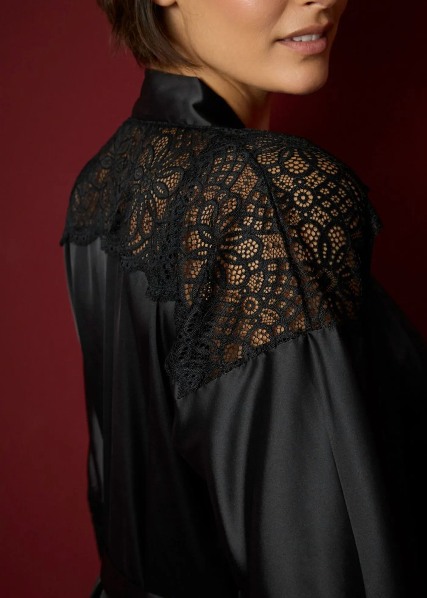 bonprix bonprix Kimono de satén con efecto brillante Negro Online