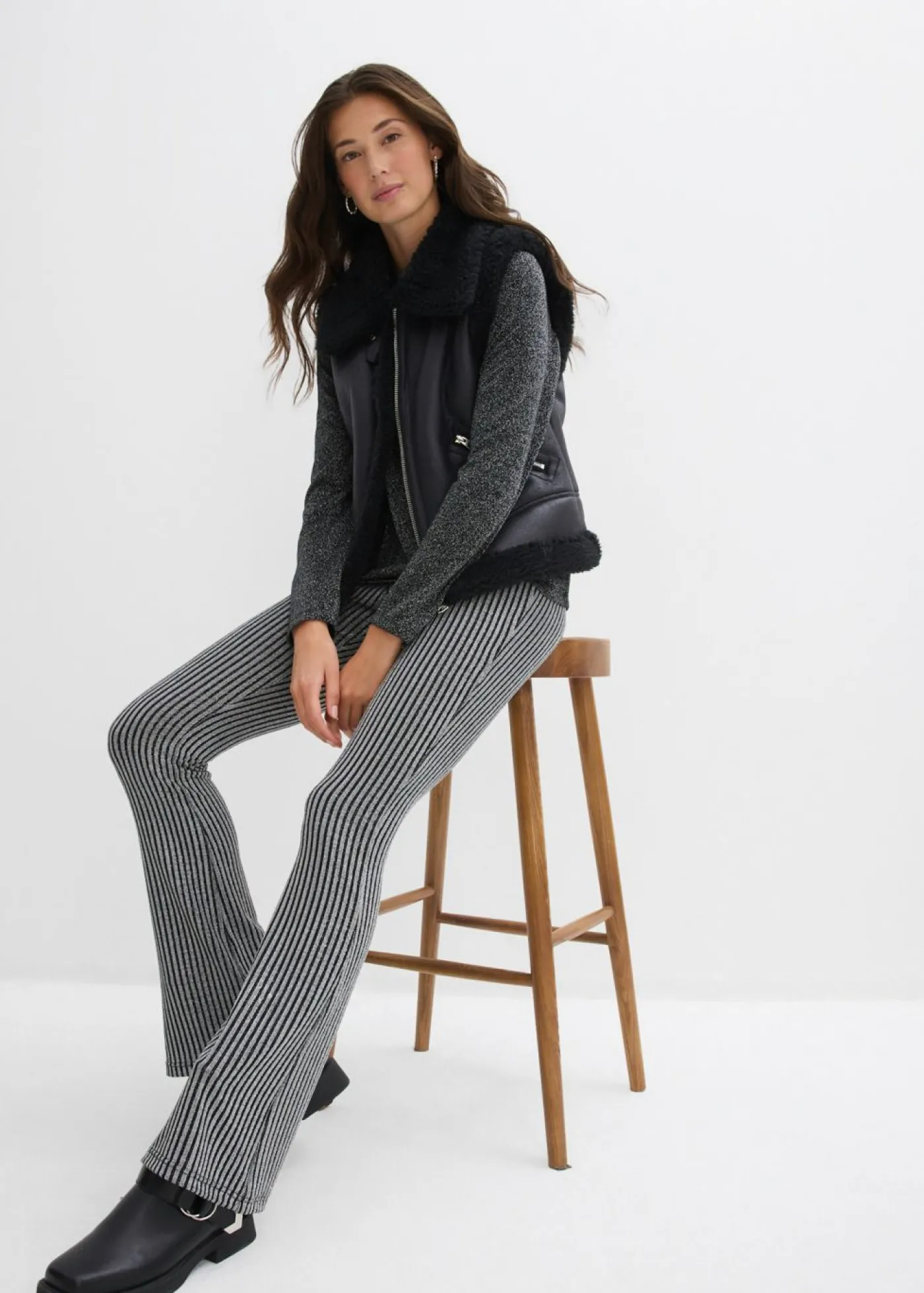 bonprix bonprix Leggings acampanados con hilo brillante negro con rayas Hot