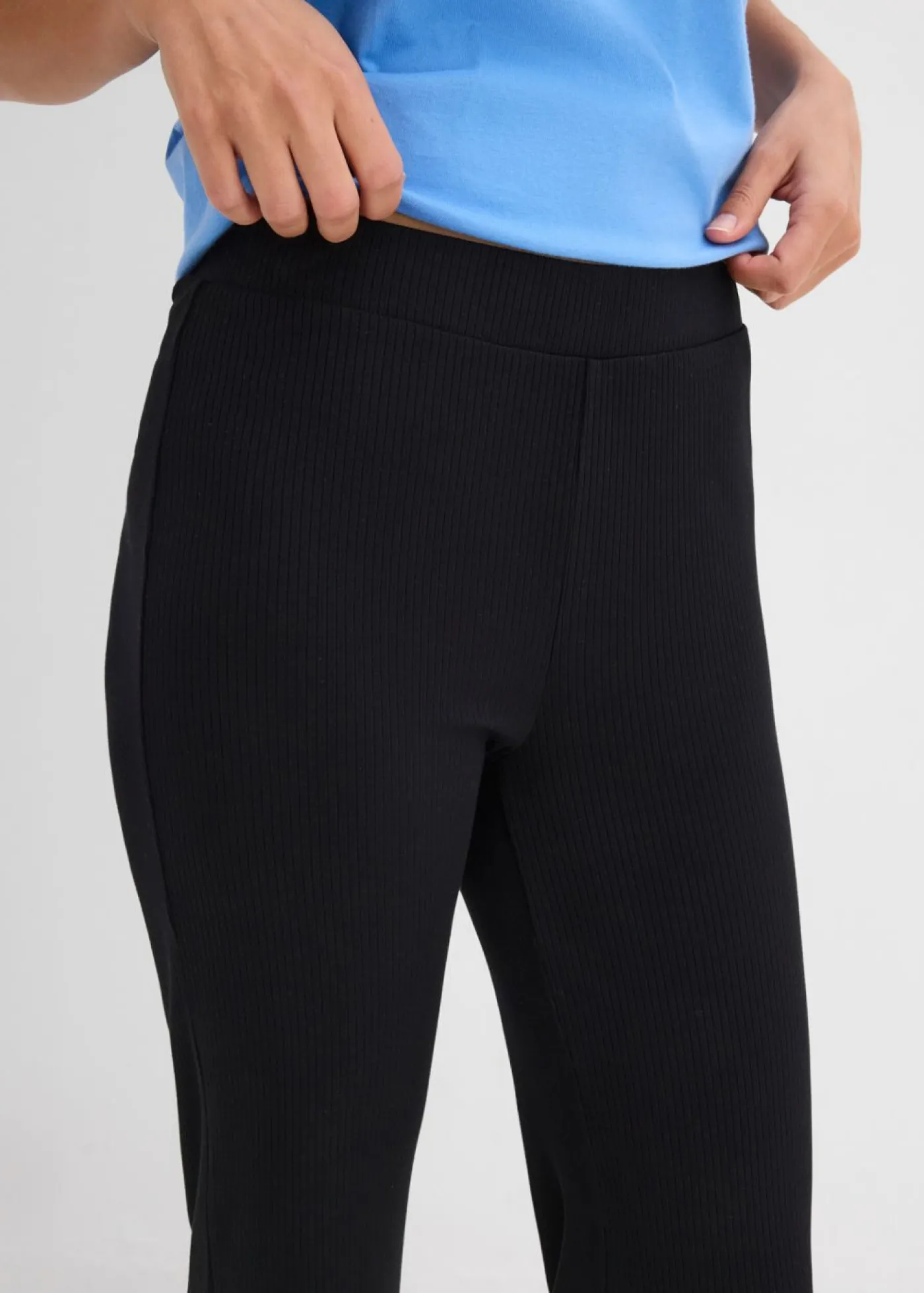 bonprix bonprix Leggings acortados de canalé de mezcla de viscosa Negro Clearance