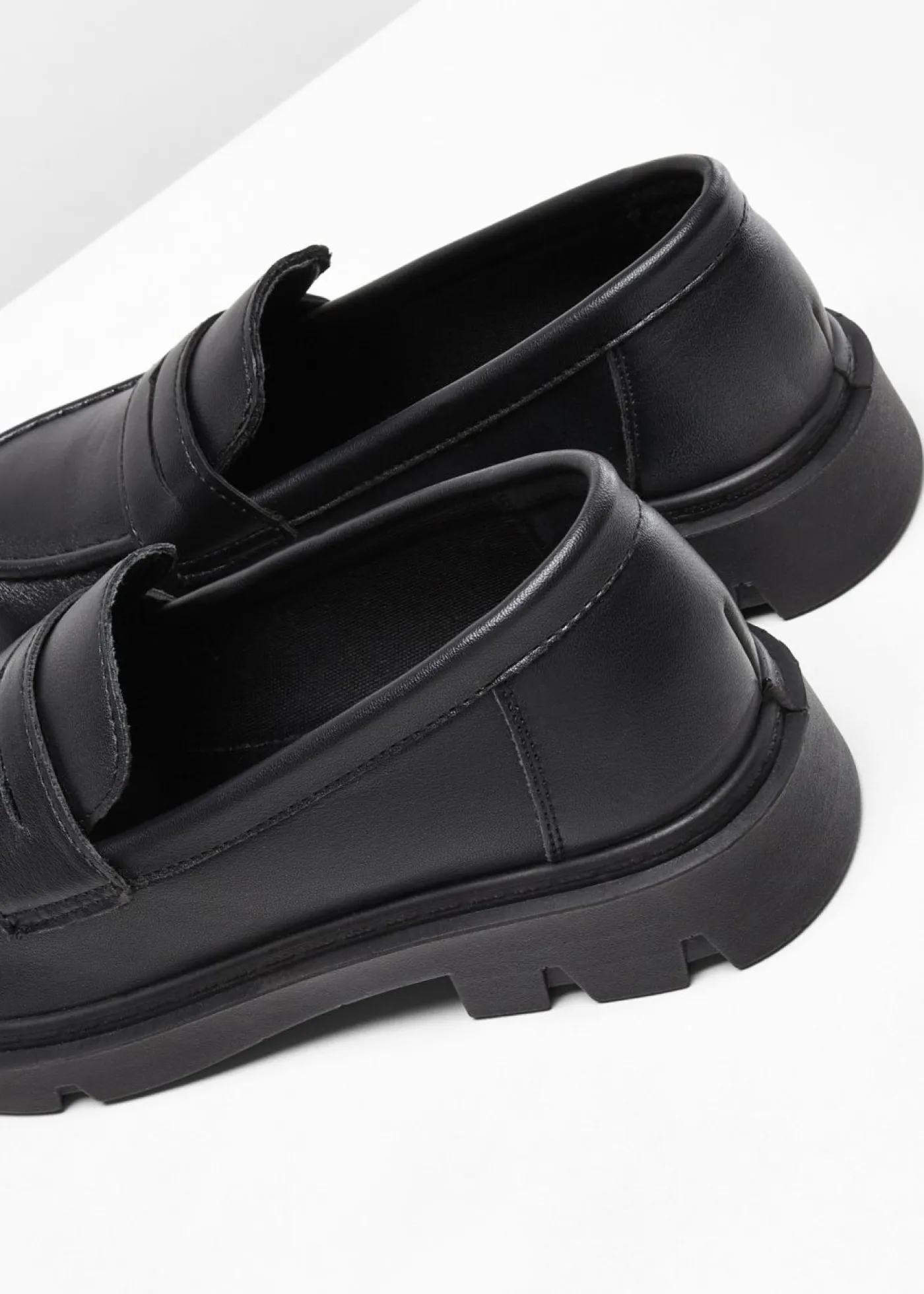 bonprix bonprix Mocasín chunky con suela ligera Negro Hot